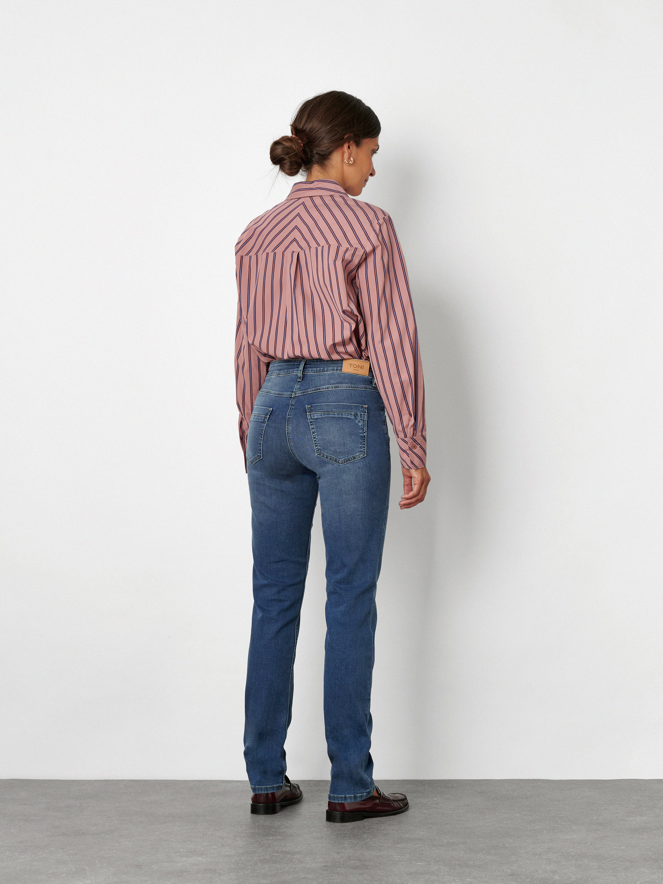 Damenjeans Be Loved in mid blue, High Waist Jeans, Rueckansicht am Model getragen