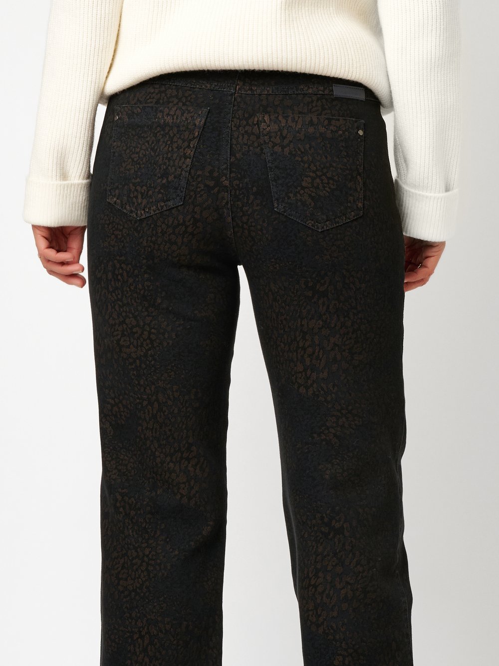 Damenjeans Meine beste Freundin in Dunkelbraun, straight-Fit Hose mit Leoprint, zweite Detailansicht