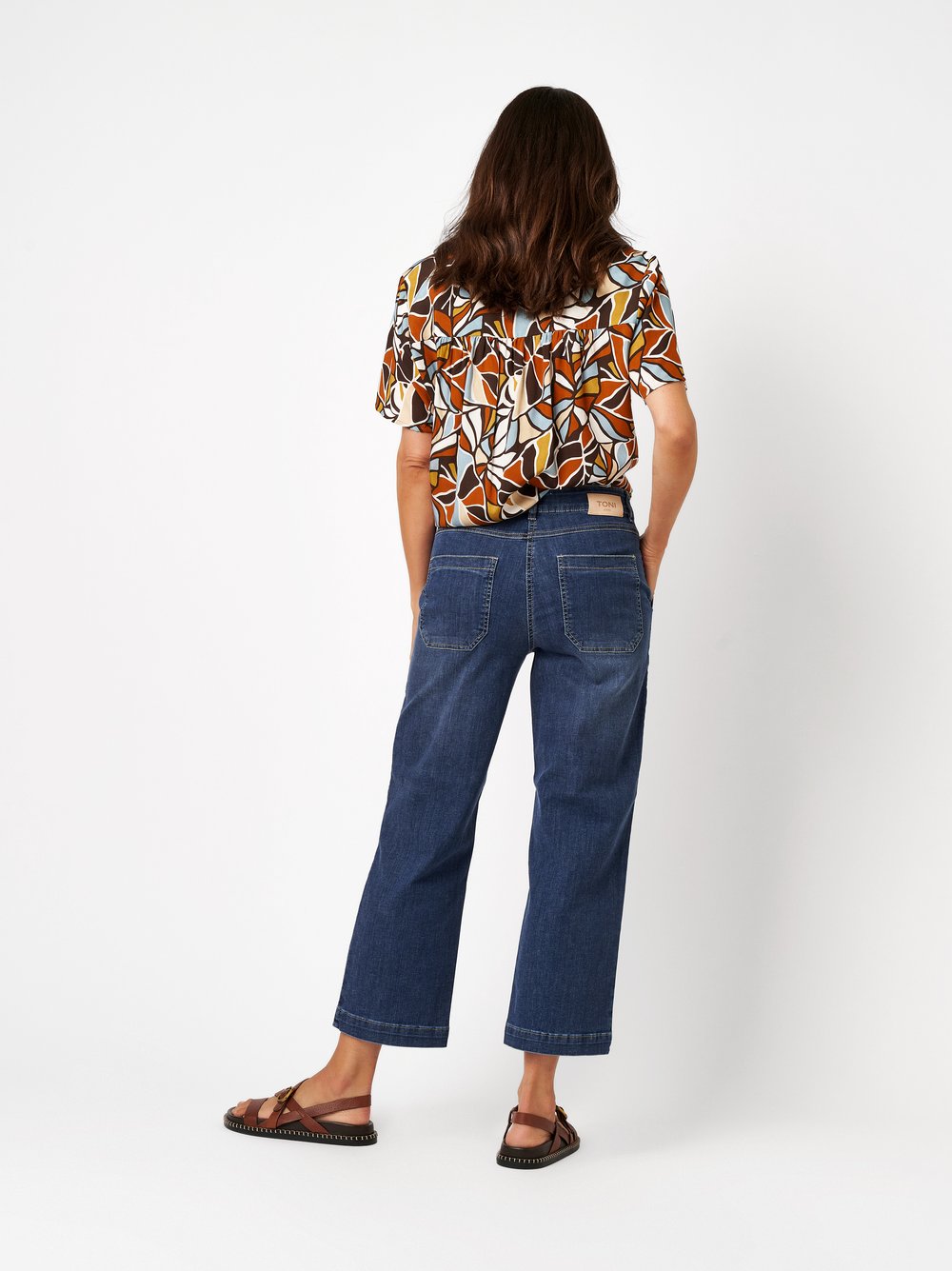 Damenjeans Liv 7/8 in mid blue, 7/8-Jeans mit markanten Teilungsnaehten, Rueckansicht am Model getragen