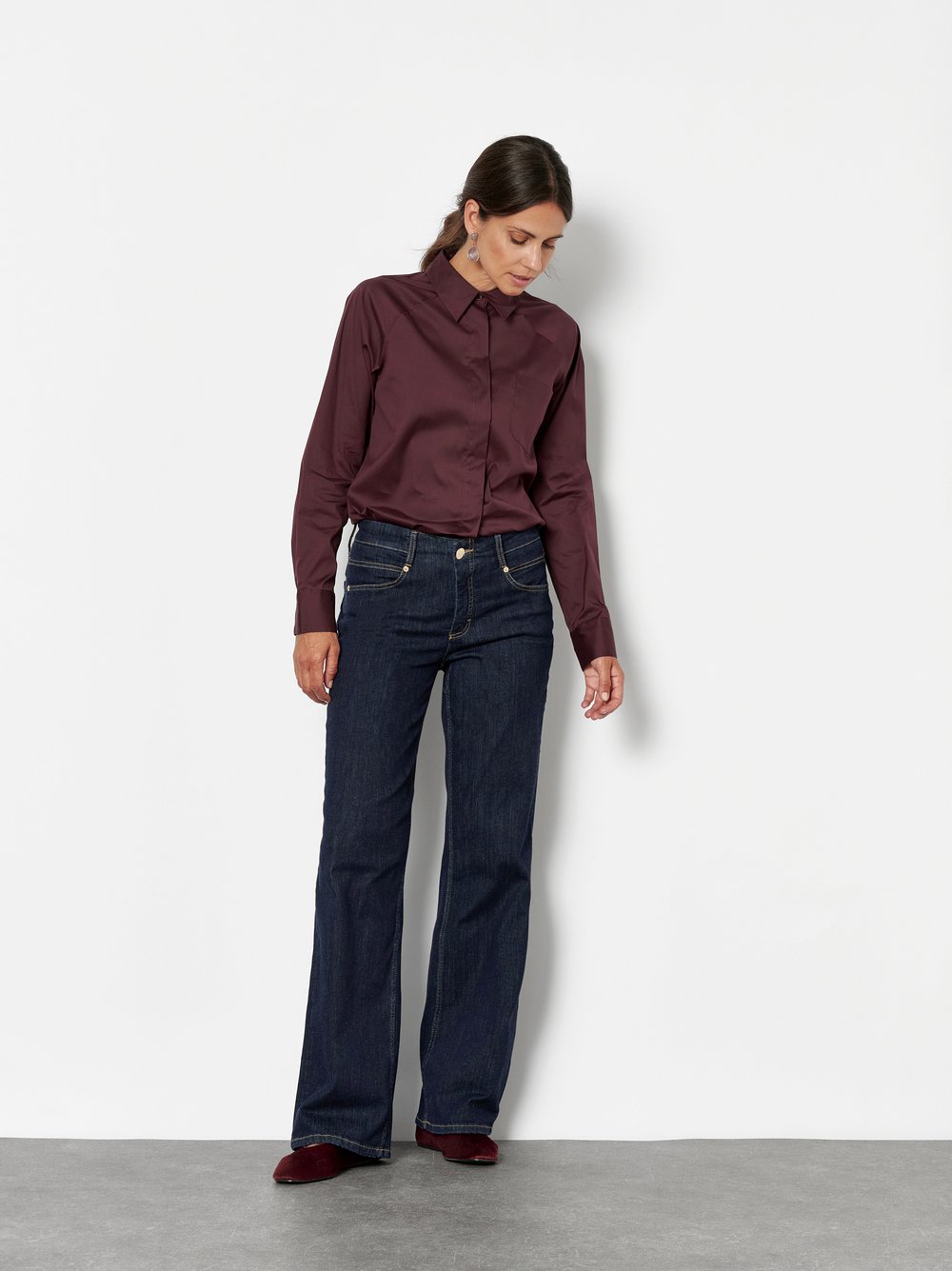 Damenjeans Liv Wide in Rinsed Blue, wide-Leg Jeans, Outfitansicht am Model