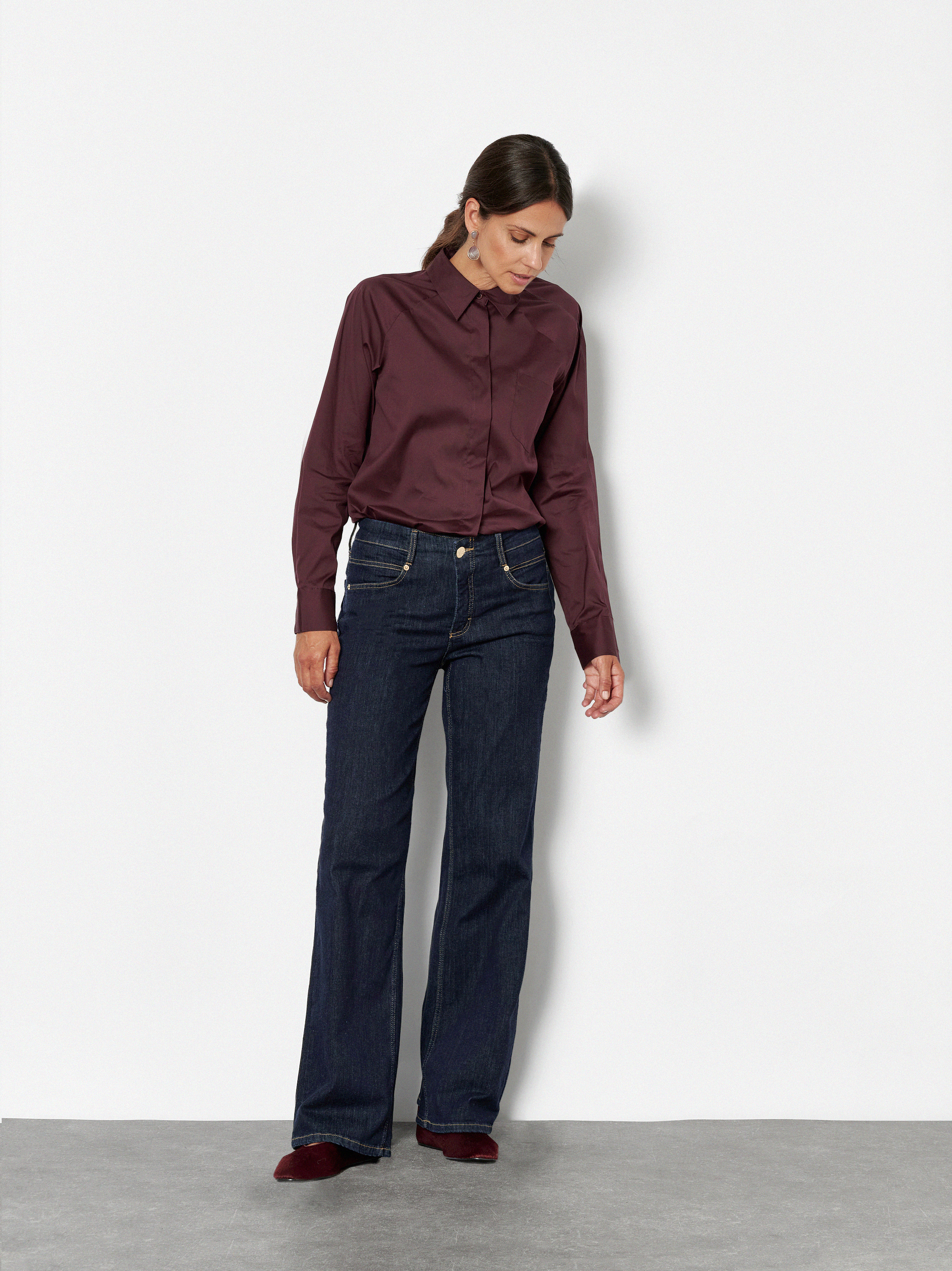 Damenjeans Liv Wide in Rinsed Blue, wide-Leg Jeans, Outfitansicht am Model