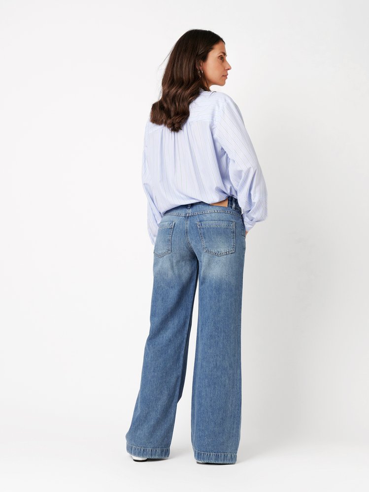 Damenjeans Ella Wide in blue, Wide Leg Jeans mit Knopfdetails, Rueckansicht am Model getragen