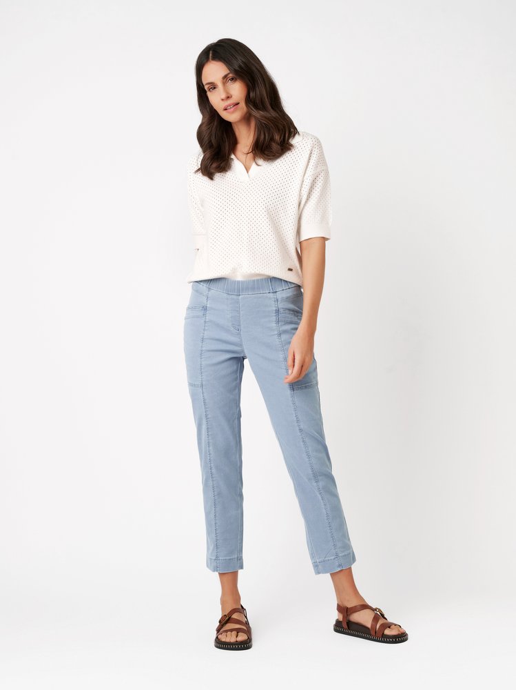 Damenhose Sue 7/8 in light blue, luftige 7/8-Jogpants, Outfitansicht am Model