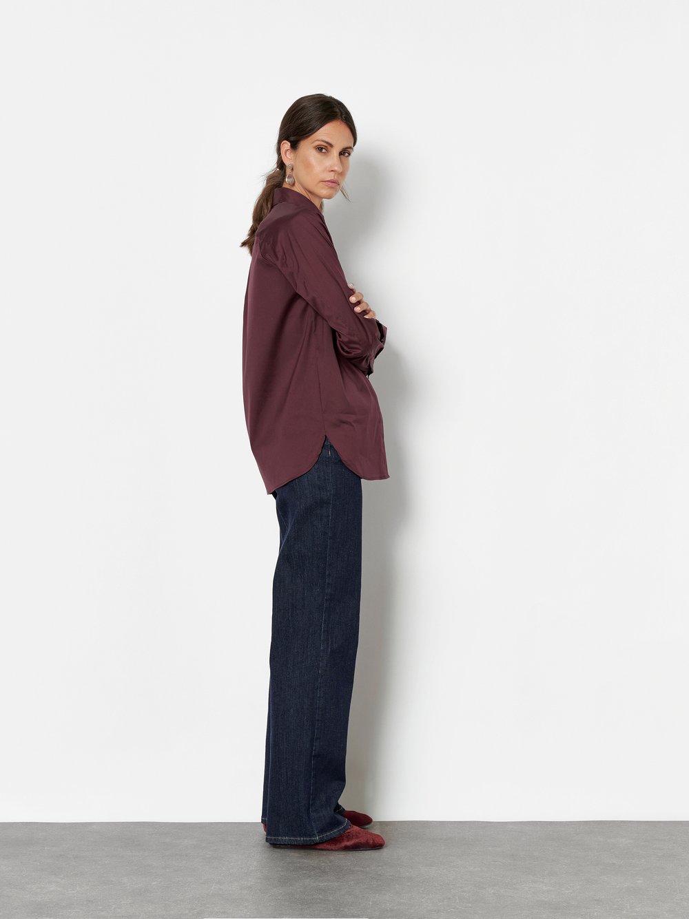 Damenjeans Liv Wide in Rinsed Blue, wide-Leg Jeans, Frontansicht am Model getragen