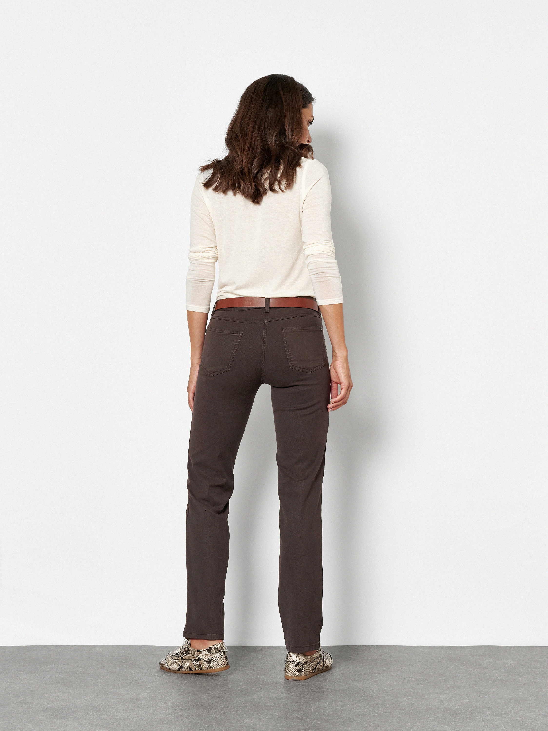 Damenhose Perfect Shape in Dunkelbraun, Softe Twillhose mit perfekter Passform, Rueckansicht am Model getragen