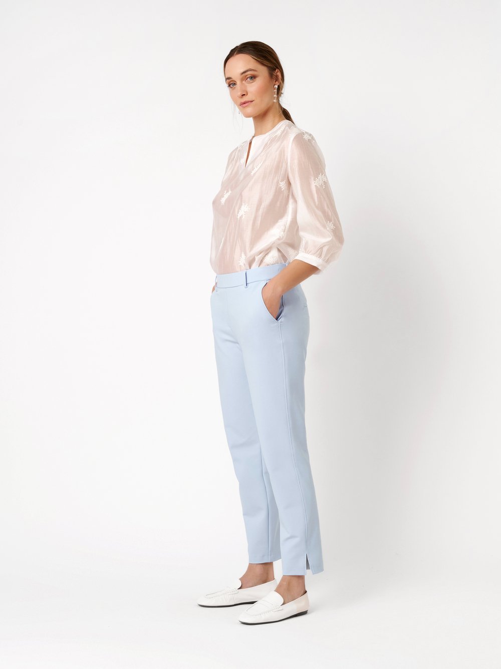 Damenhose Jenny Slim in light blue, smarte Businesshose, Outfitansicht am Model