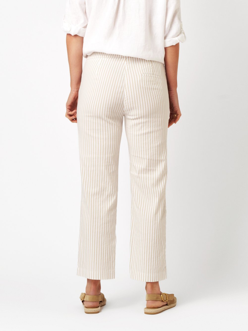 Damenhose Scarlet Wide 3/4 in beige / white, Entspannte 3/4-Hose, Rueckansicht am Model getragen