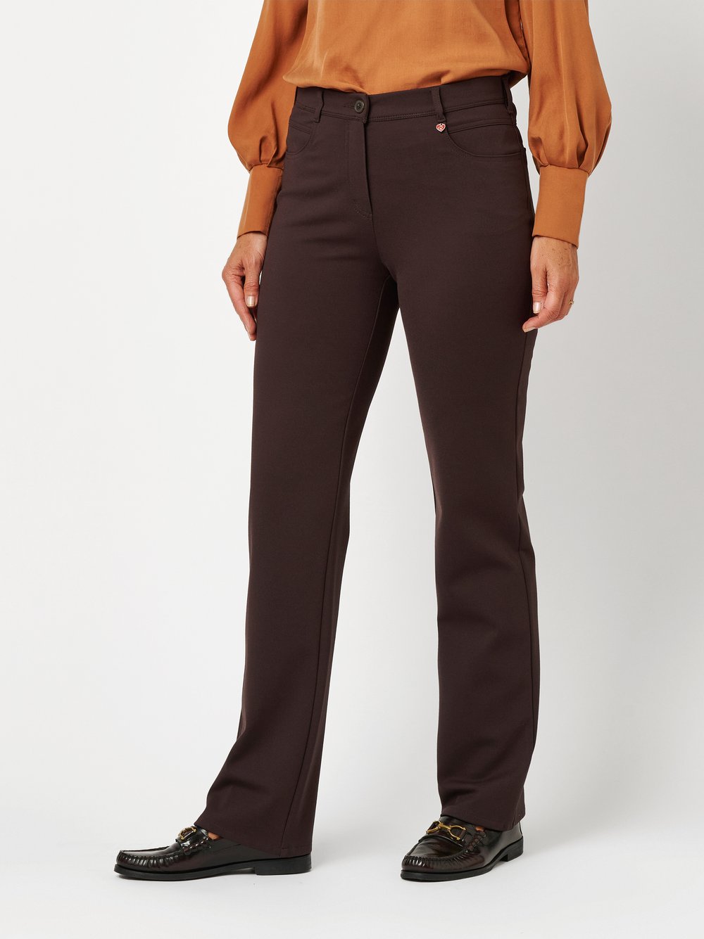 Damenhose Meine beste Freundin in Dunkelbraun, Jerseyhose in Straight-Fit, Frontansicht am Model getragen