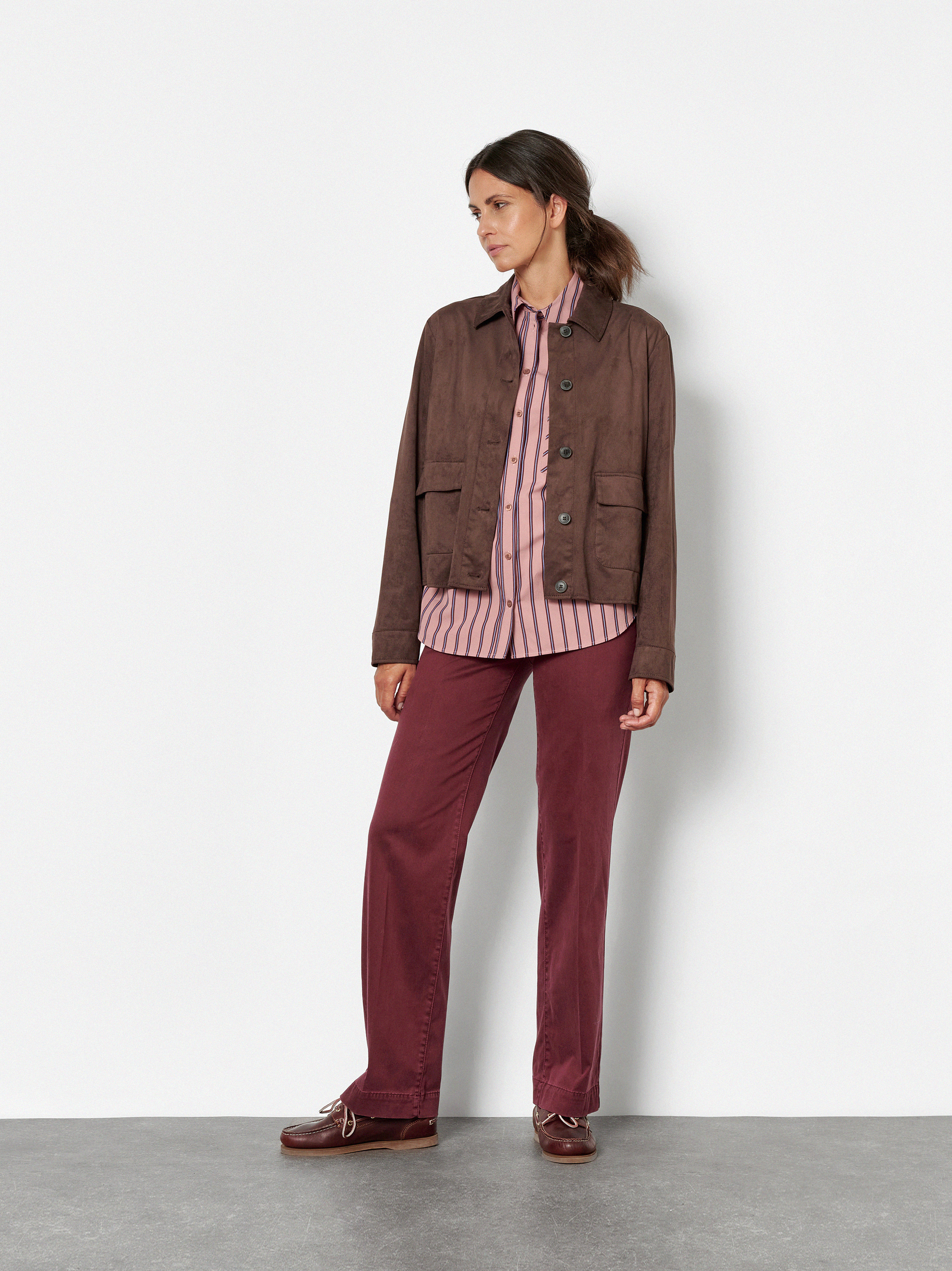 Damenhose Jenny Wide in Beere, wide-Leg Hose aus Baumwollsatin, Outfitansicht am Model