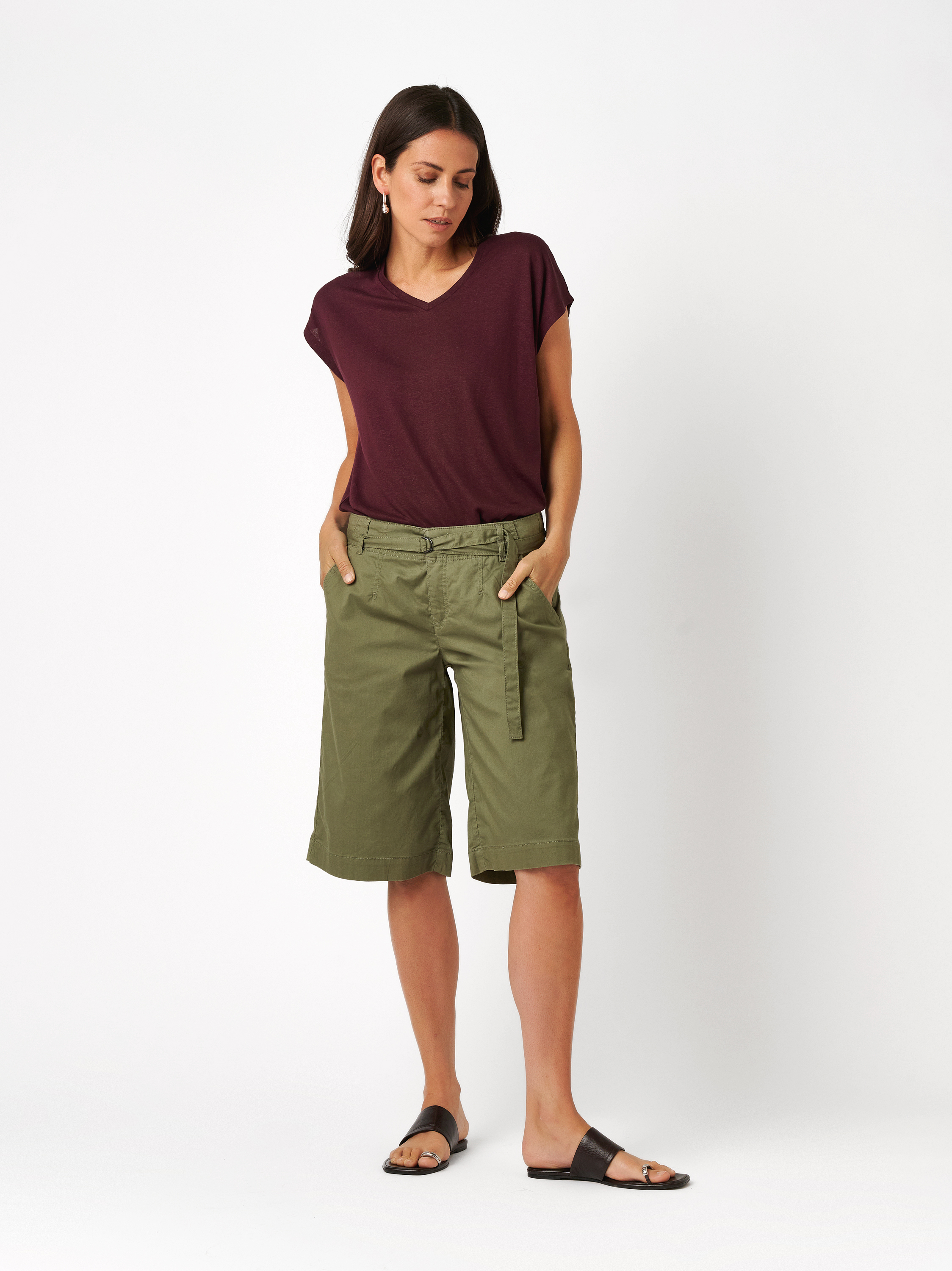 Damenshorts Liv Bermuda in khaki, Weite Bermuda mit Guertel, Frontansicht am Model getragen