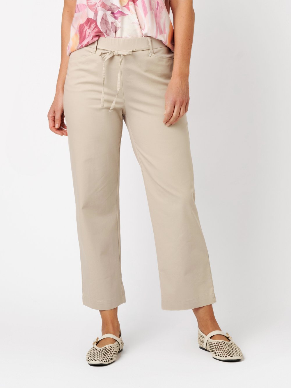 Damenhose Scarlet Wide 3/4 in beige, Weite 3/4-Hose, Frontansicht am Model getragen