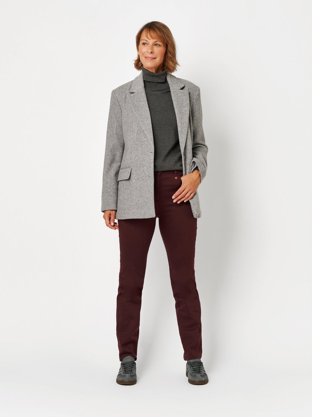 Damenhose Meine beste Freundin in Bordeaux, slim-Fit Hose aus softem Baumwollstretch, Outfitansicht am Model