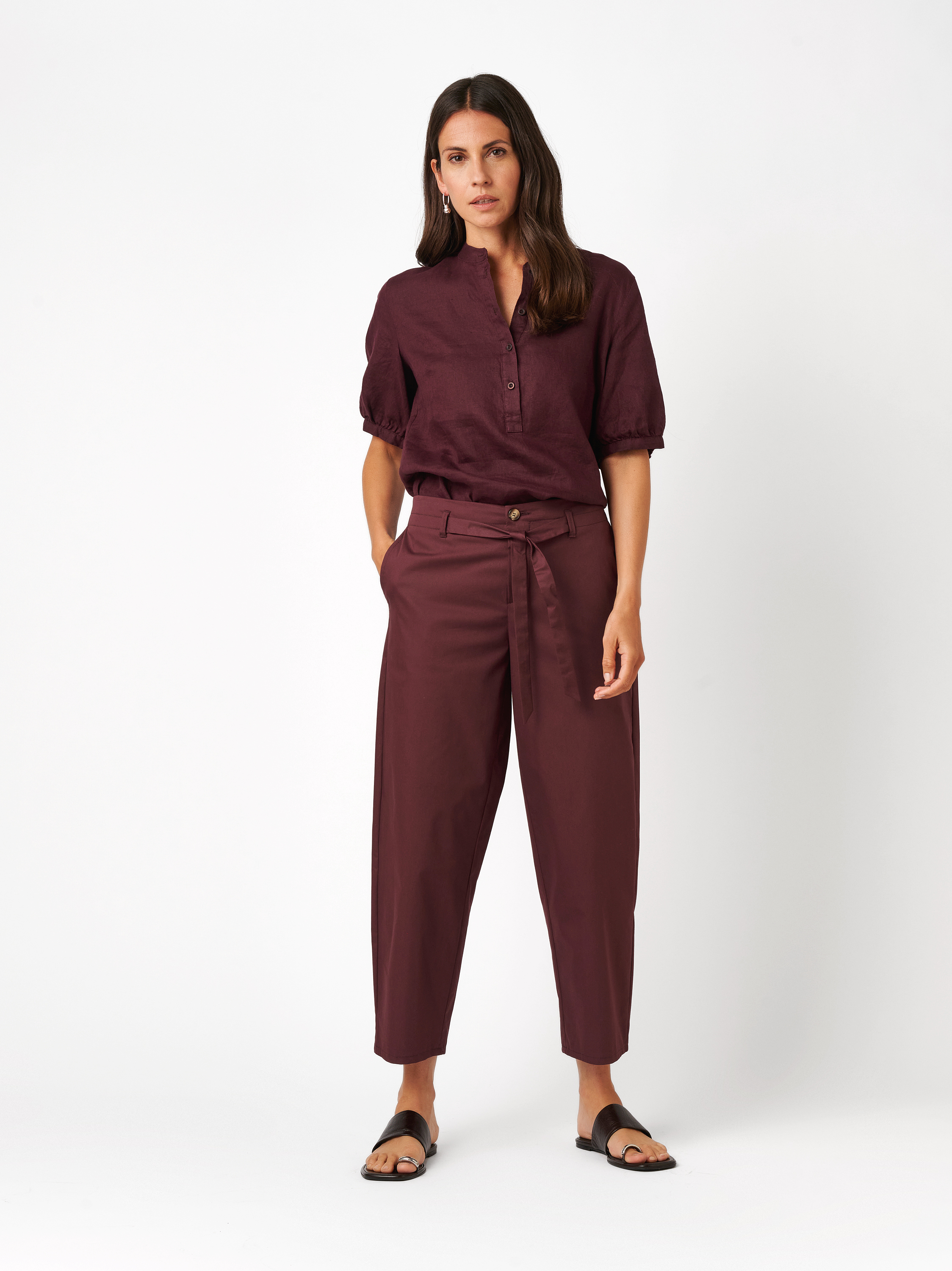 Damenhose Elli Barrel in dark berry, Elegante Barrel-Fit mit Bindeguertel, Frontansicht am Model getragen