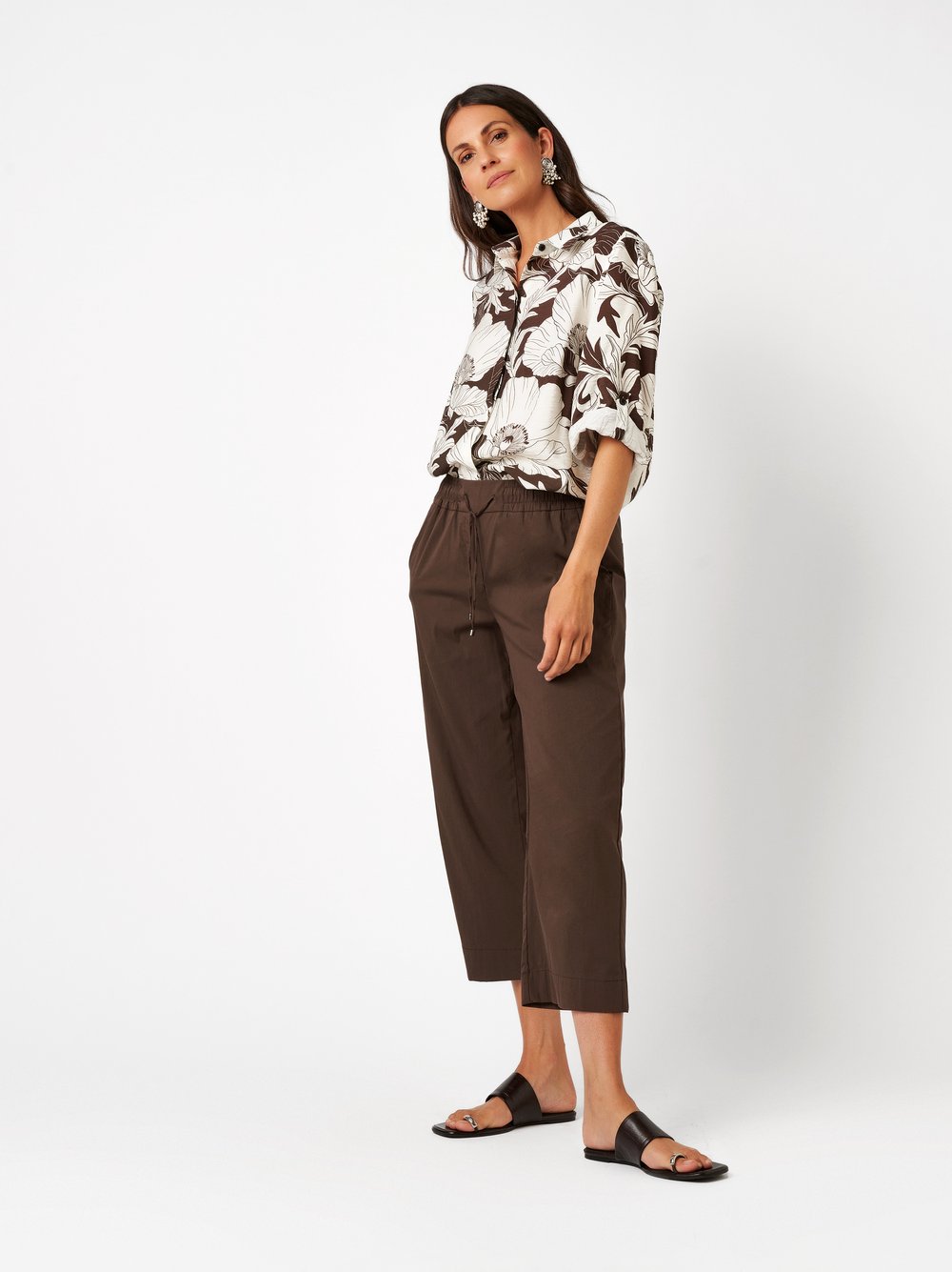 Damenhose Pia 3/4 in dark brown, Legere 3/4-Hose aus leichter Baumwolle, Frontansicht am Model getragen
