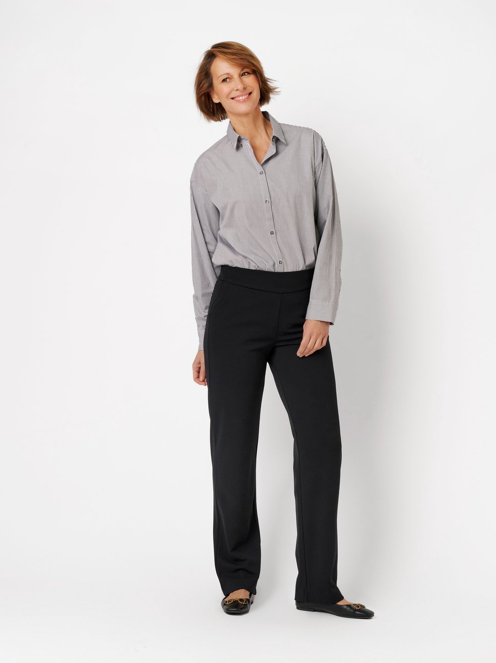 Damenhose Scarlet Wide in black, weit geschnittene Hose aus Crepe, Outfitansicht am Model