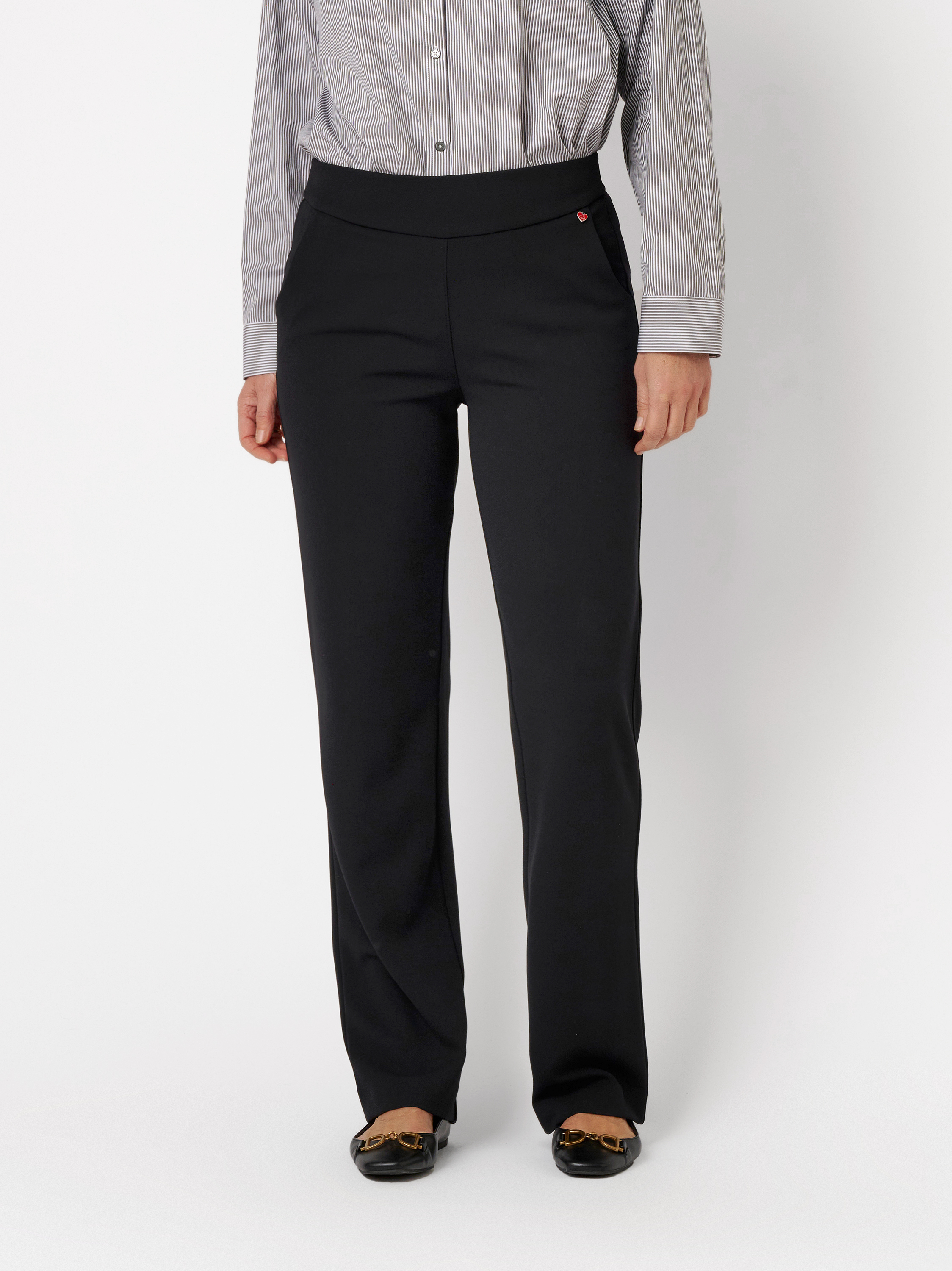 Damenhose Scarlet Wide in black, weit geschnittene Hose aus Crepe, Outfitansicht am Model