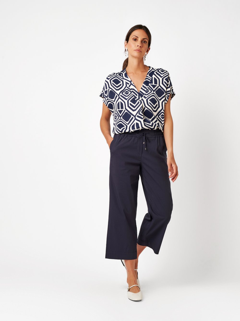 Damenhose Pia 3/4 in dark blue, Legere 3/4-Hose aus leichter Baumwolle, Outfitansicht am Model