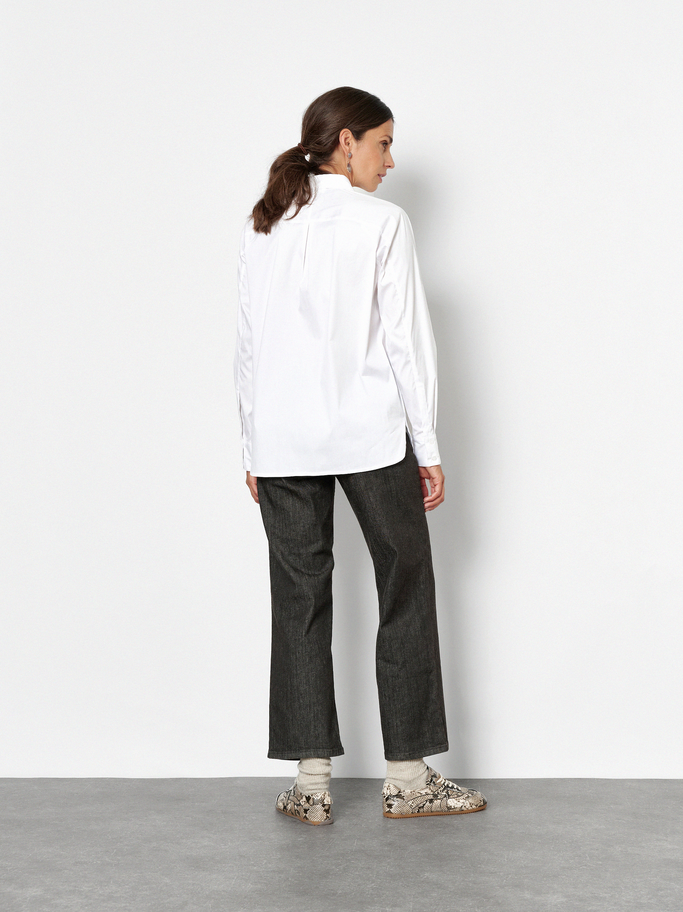 Damenbluse Charly in Weiss, Hemdbluse mit schraeger Brusttasche, Rueckansicht am Model getragen