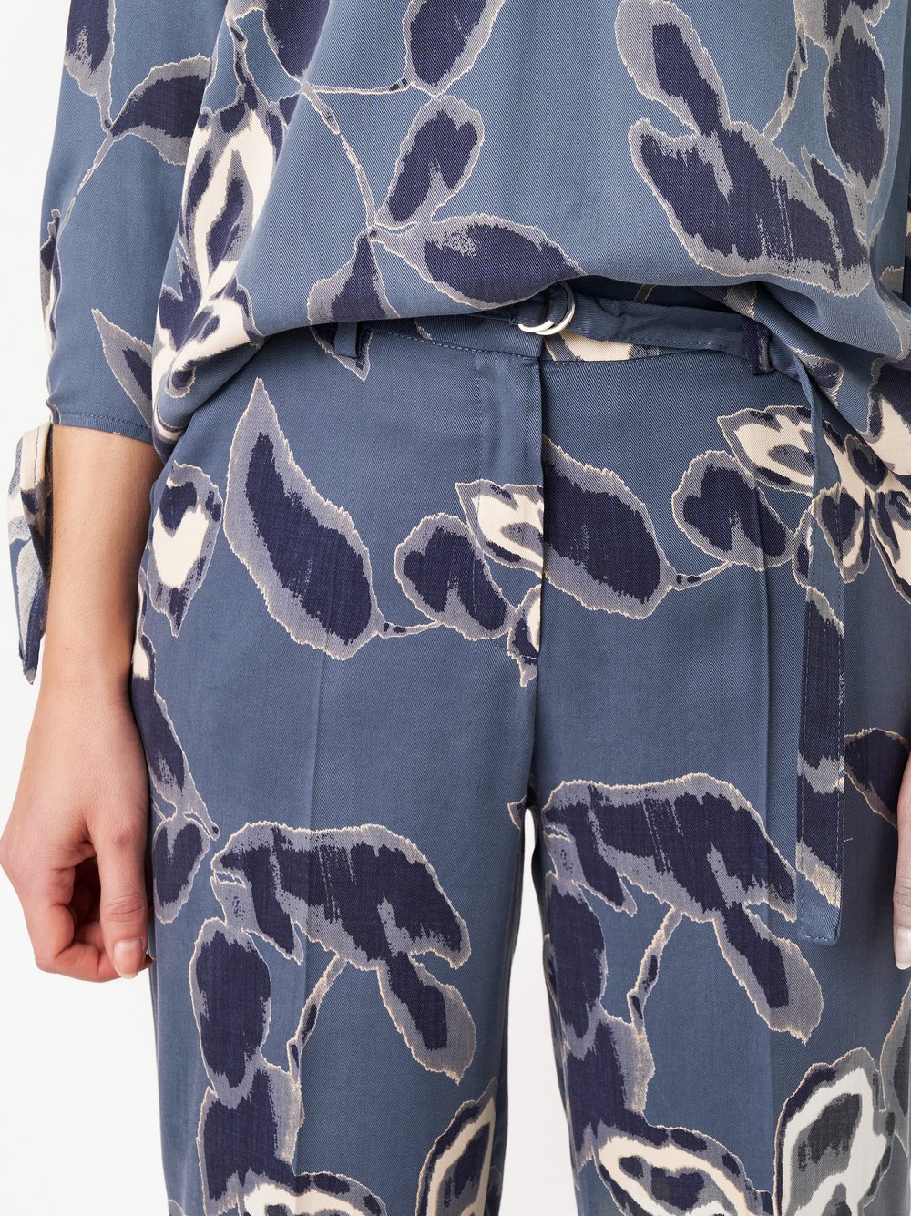 Damenhose Luisa Wide in blue, Feinfallende Hose mit Bluetenprint, Detailansicht