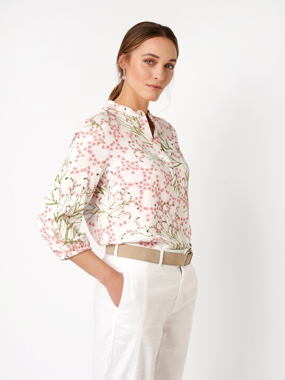 Damenbluse Bella in multicolour pink, seidige Schlupfbluse mit Flowerprint, Frontansicht am Model getragen