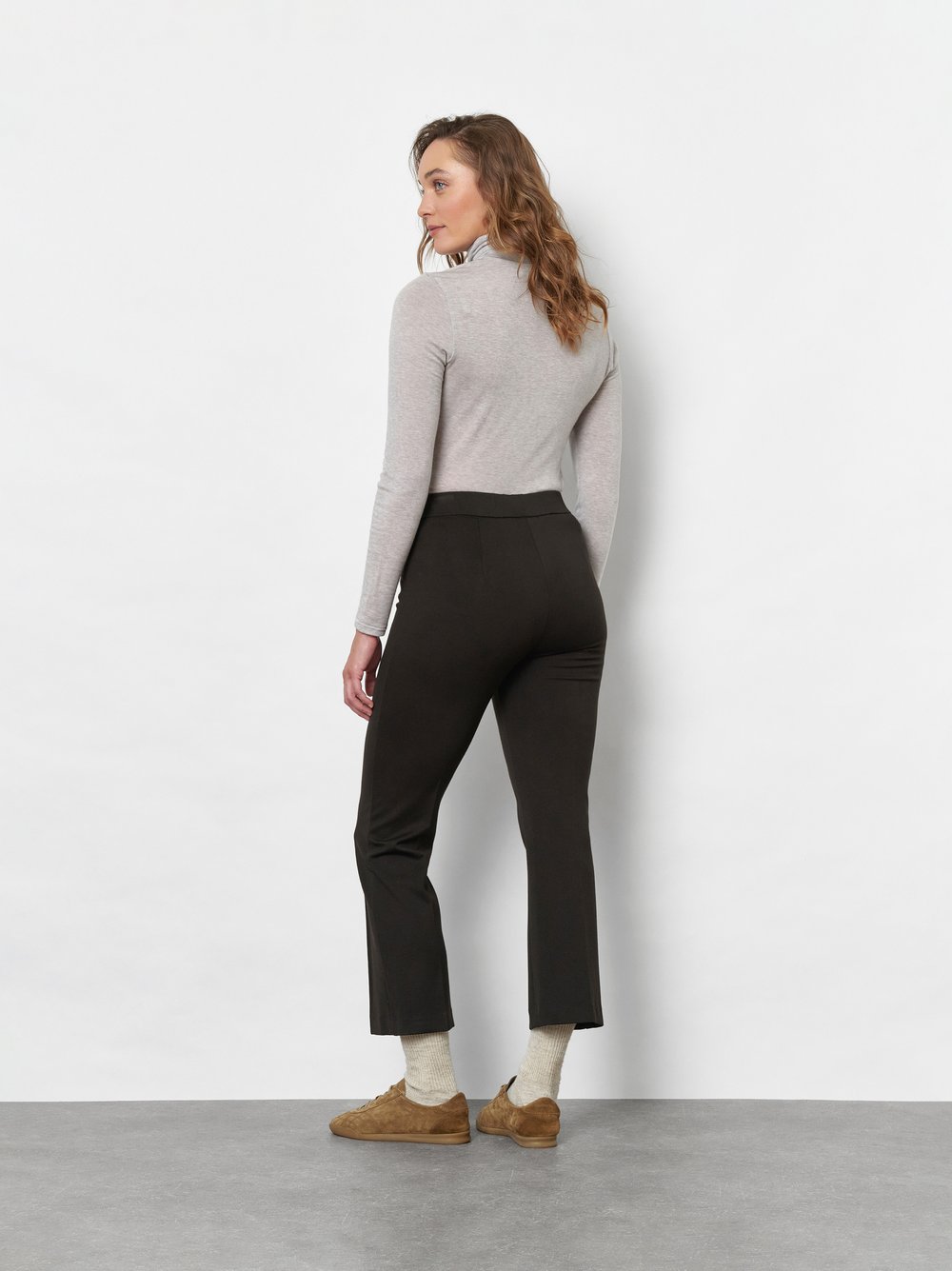 Damenhose Jenny 7/8 in Dunkelbraun, Leicht ausgestellte 7/8-Jerseyhose, Rueckansicht am Model getragen