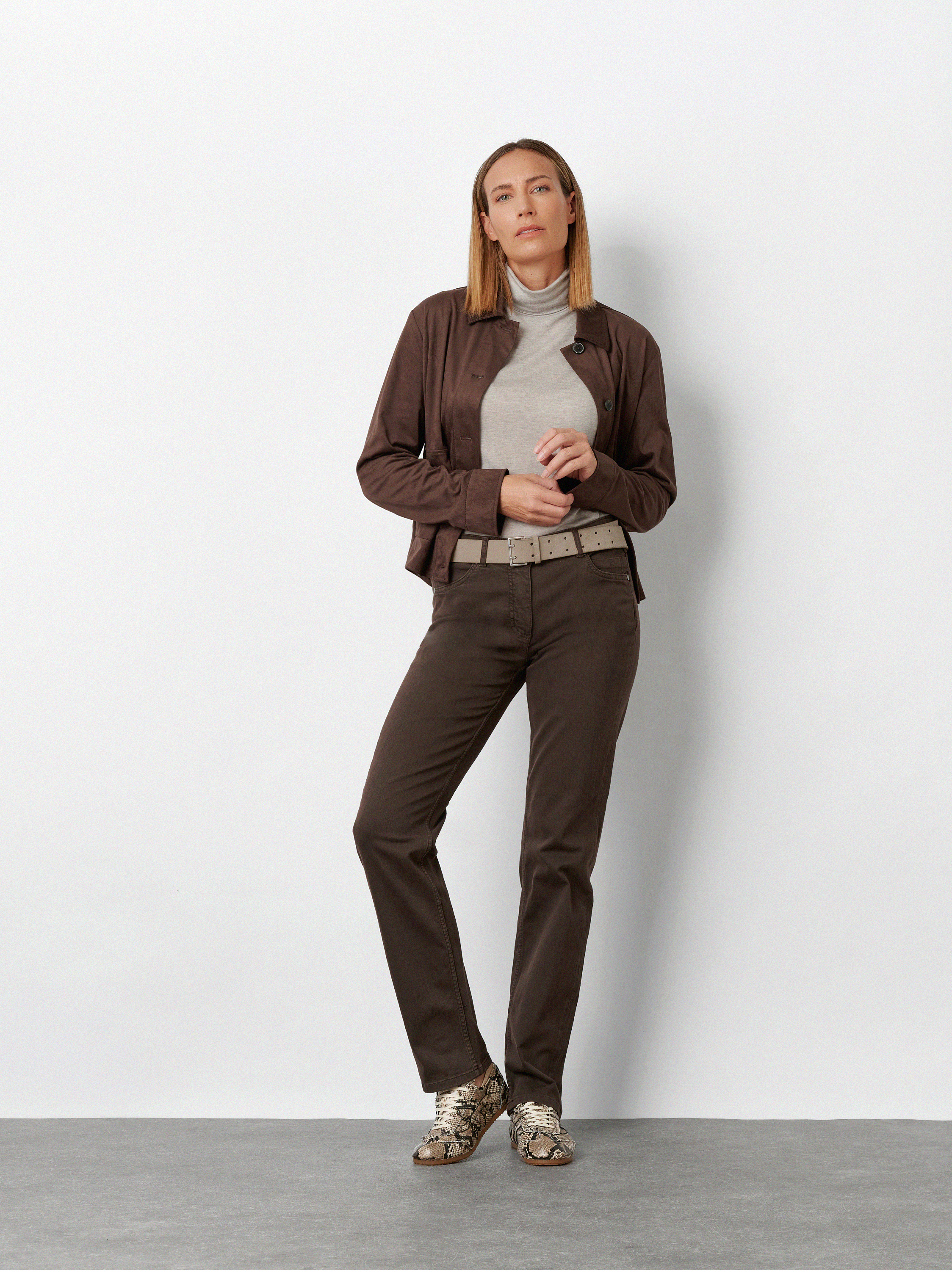 Womens jeans Honey in Dark Brown, casual stretch jeans, outfit view worn by model