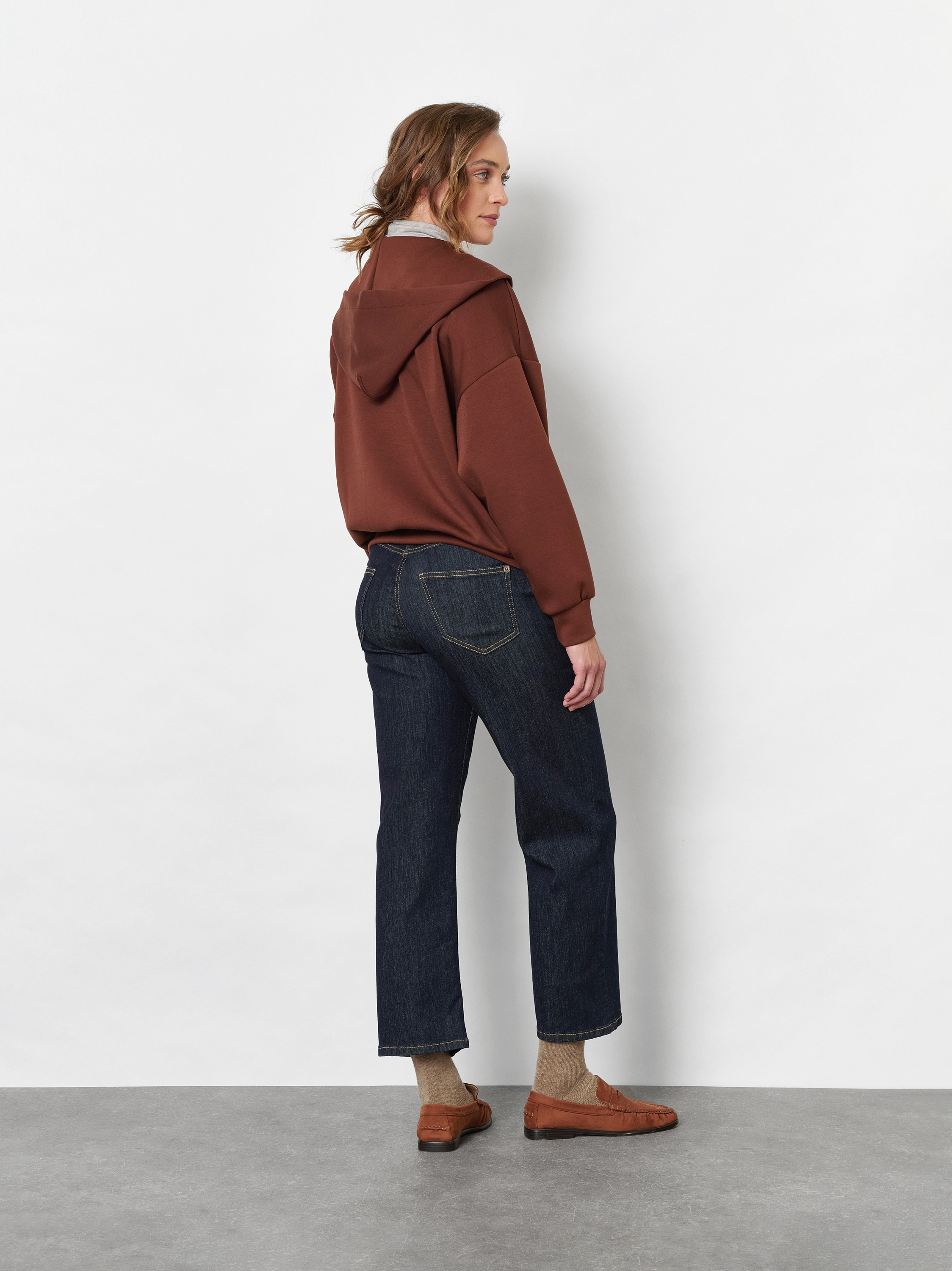 Damenjeans Liv 7/8 in Rinsed Blue, 7/8-Jeans mit Taschendetail, Rueckansicht am Model getragen
