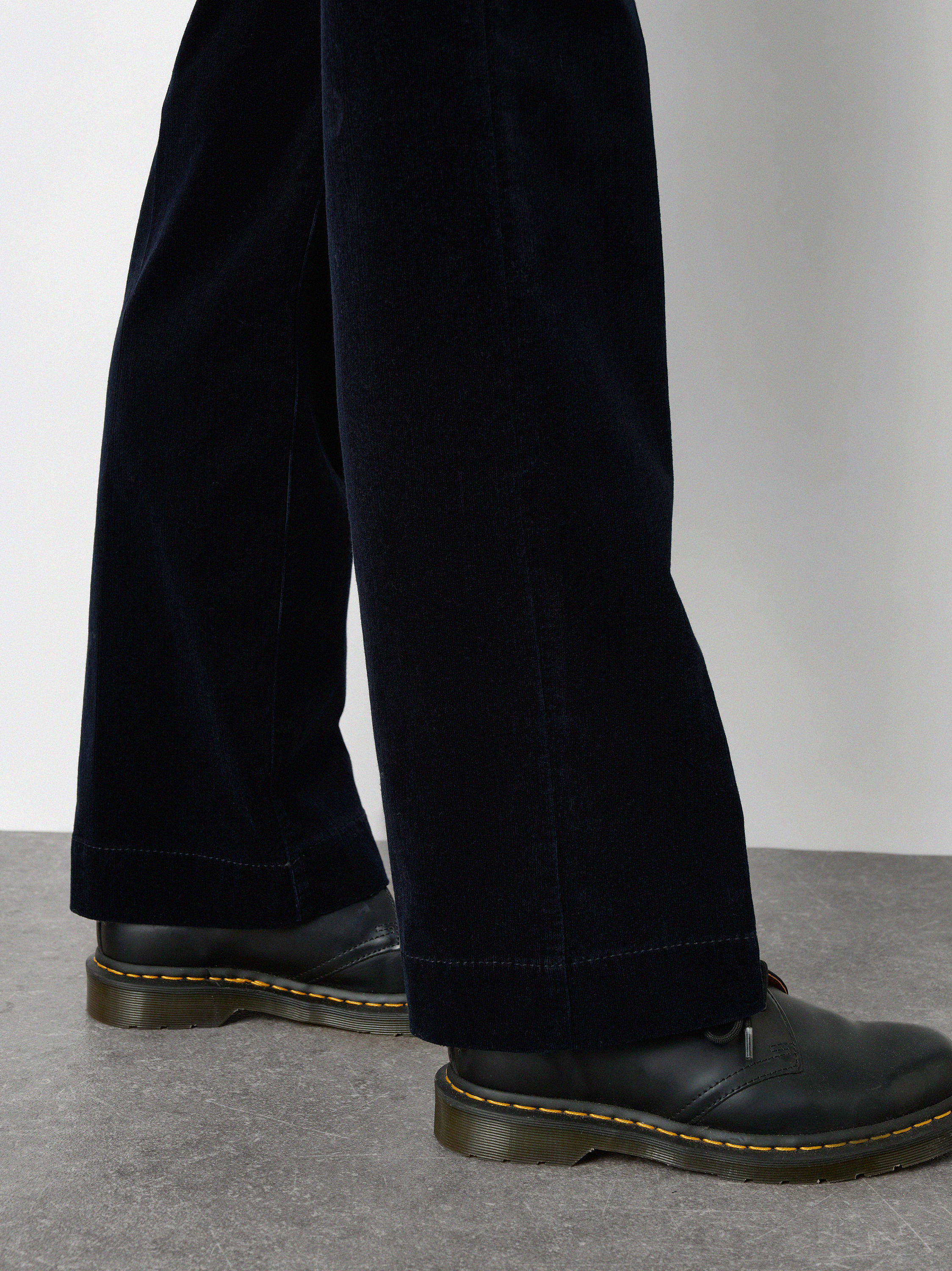 Womens trousers Jenny Wide in Dark Blue, wide-leg corduroy trousers, detail view