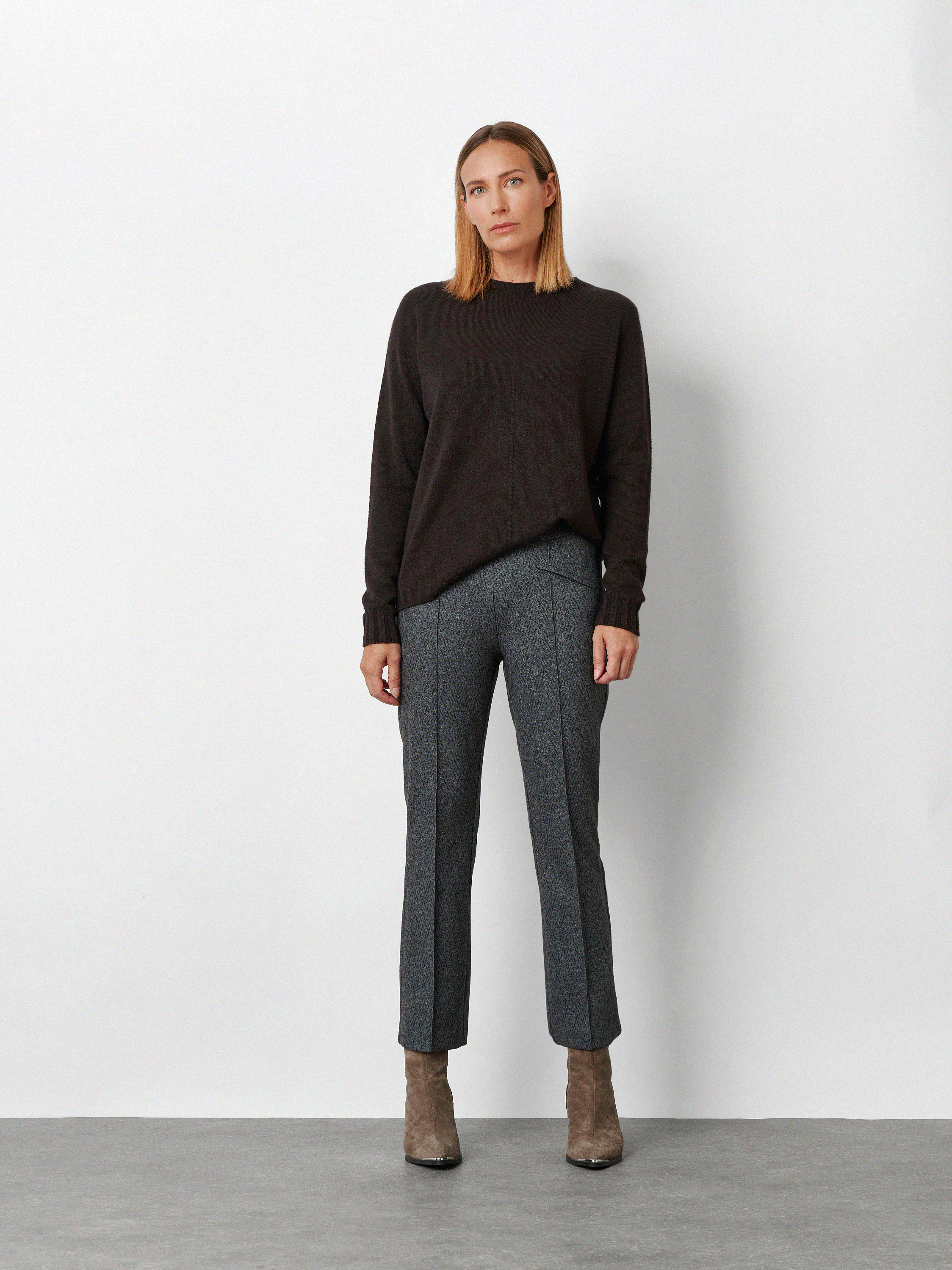 Womens trousers Jenny in Anthracite, 7/8 trousers in herringbone, front view worn by model