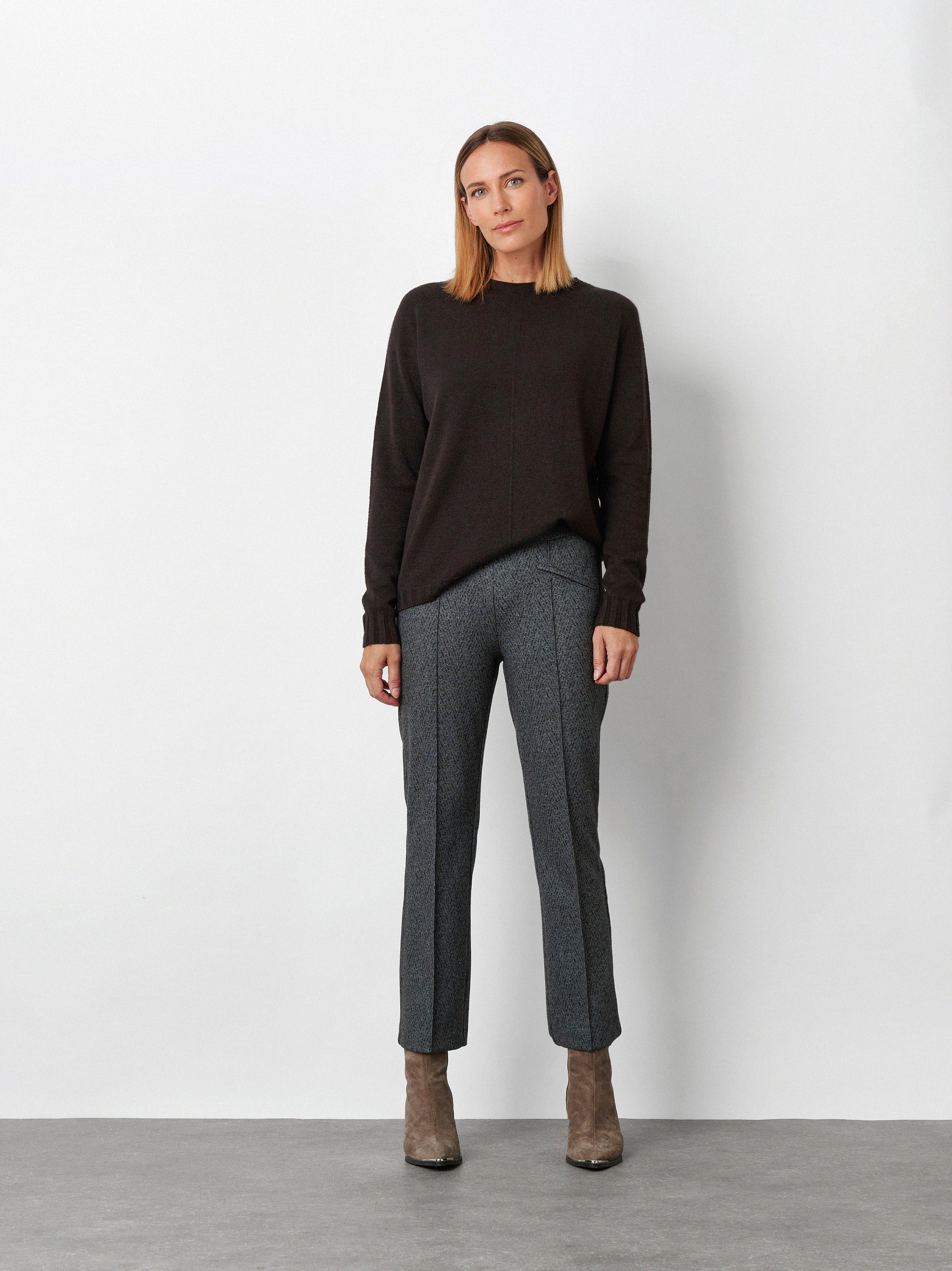 Womens trousers Jenny in Anthracite, 7/8 trousers in herringbone, front view worn by model