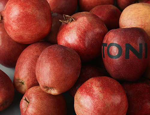 Red apples with TONI lettering – return registration for orders from Belgium.