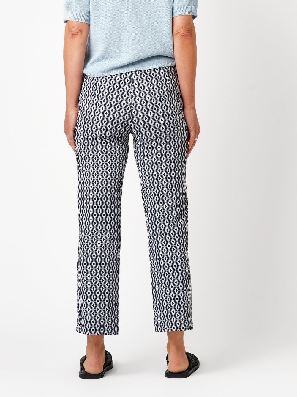 Damenhose Scarlet 3/4 in dark blue  / white, Entspannte 3/4-Hose mit grafischem Muster, Rueckansicht am Model getragen