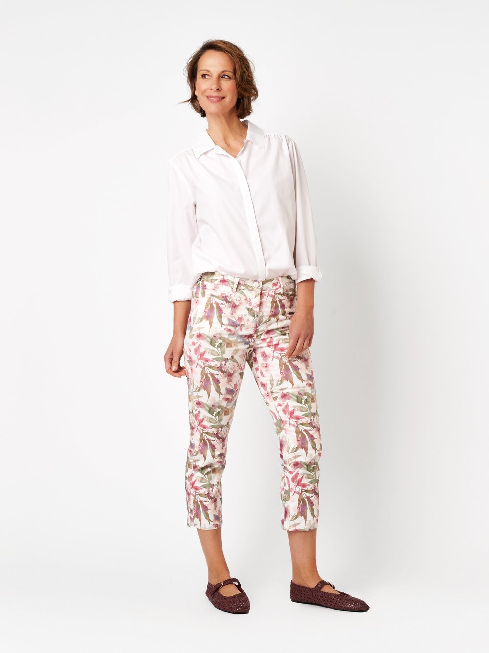 Damenhose Meine beste Freundin 3/4 in multicolour, 3/4-Hose mit Bluetenprint, Frontansicht am Model getragen
