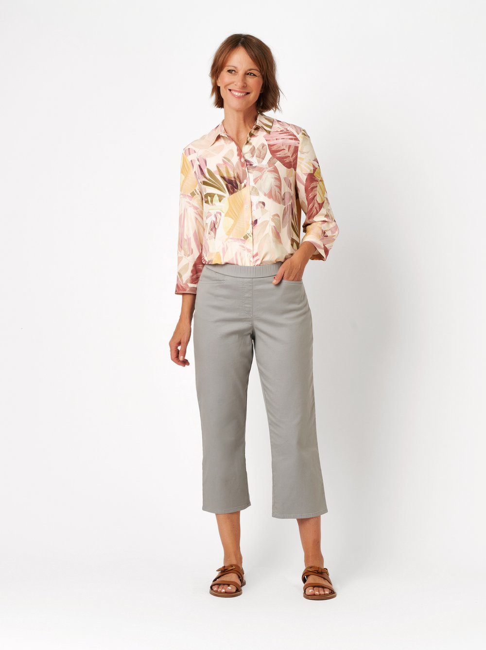 Womens trousers Scarlet 3/4 in light khaki, relaxed 3/4-length trousers with a pull-on waistba, outfit view worn by model