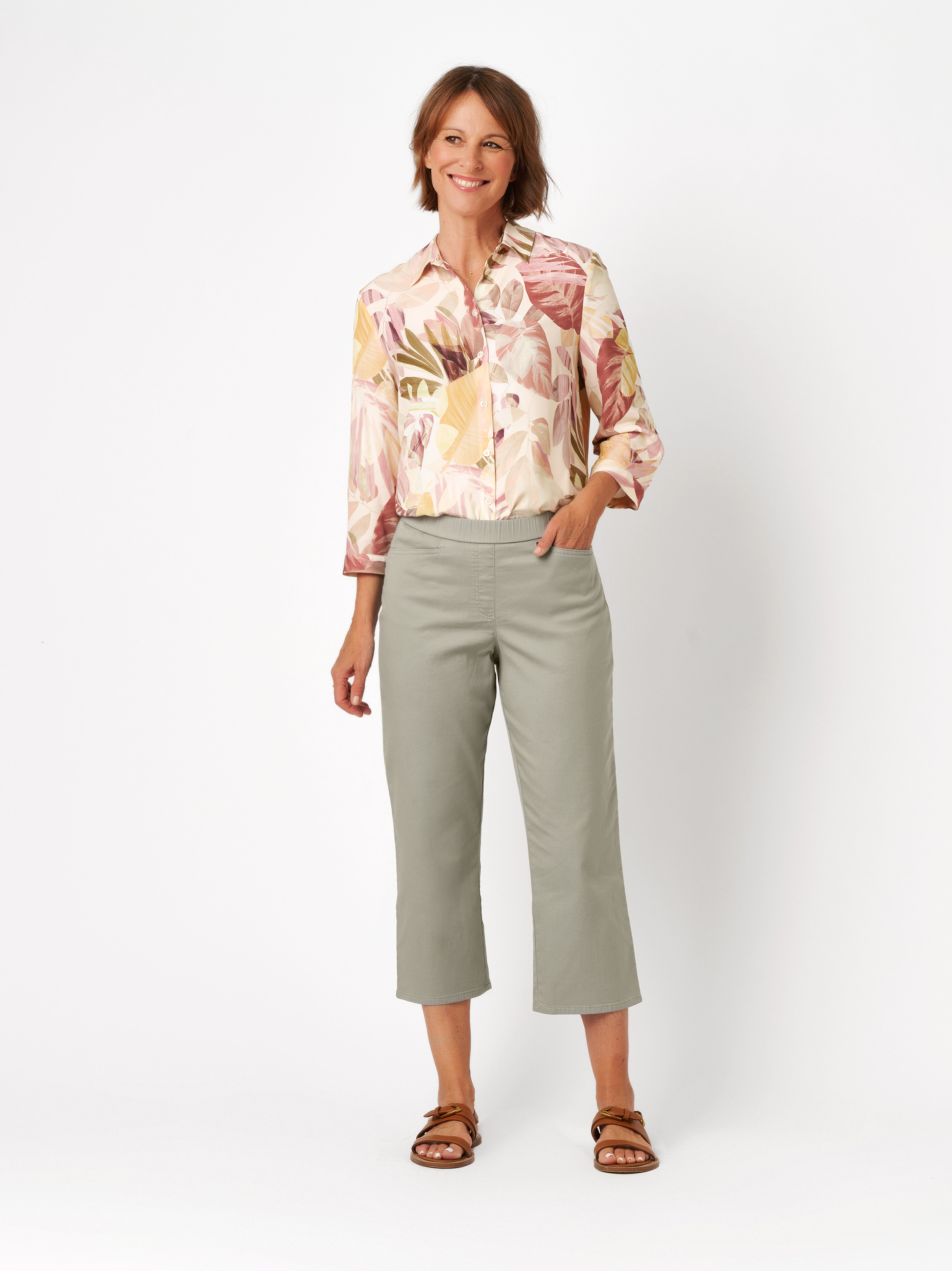 Womens trousers Scarlet 3/4 in light khaki, relaxed 3/4-length trousers with a pull-on waistba, outfit view worn by model