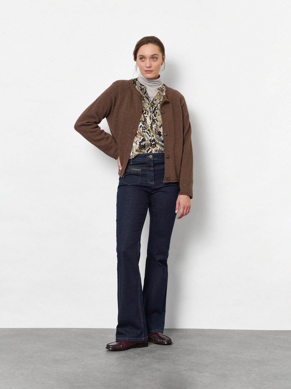 Damenjeans Be Loved in Dark Blue, bootcut-Jeans mit Zip-Taschen, Frontansicht am Model getragen