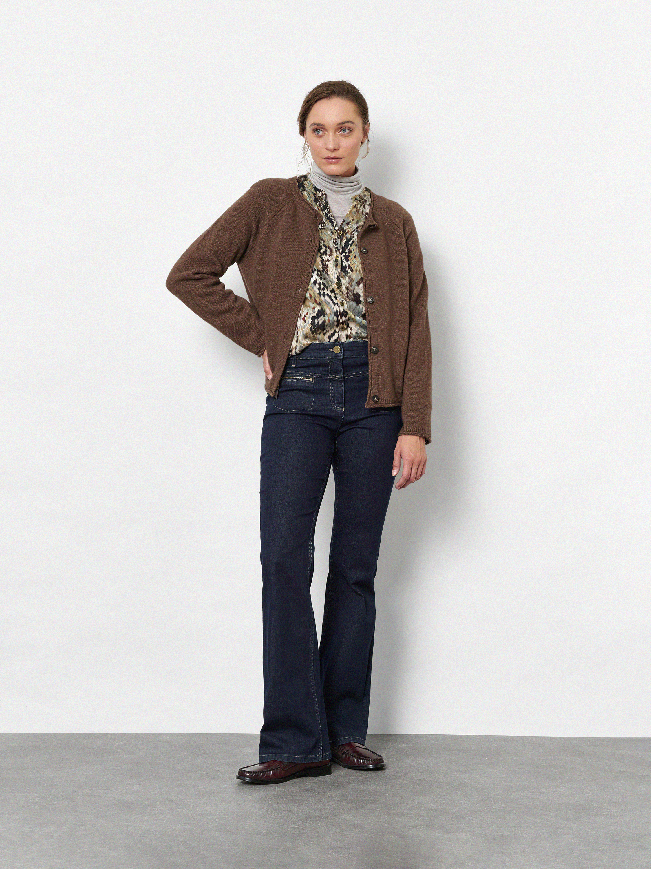 Damenjeans Be Loved in Dark Blue, bootcut-Jeans mit Zip-Taschen, Frontansicht am Model getragen