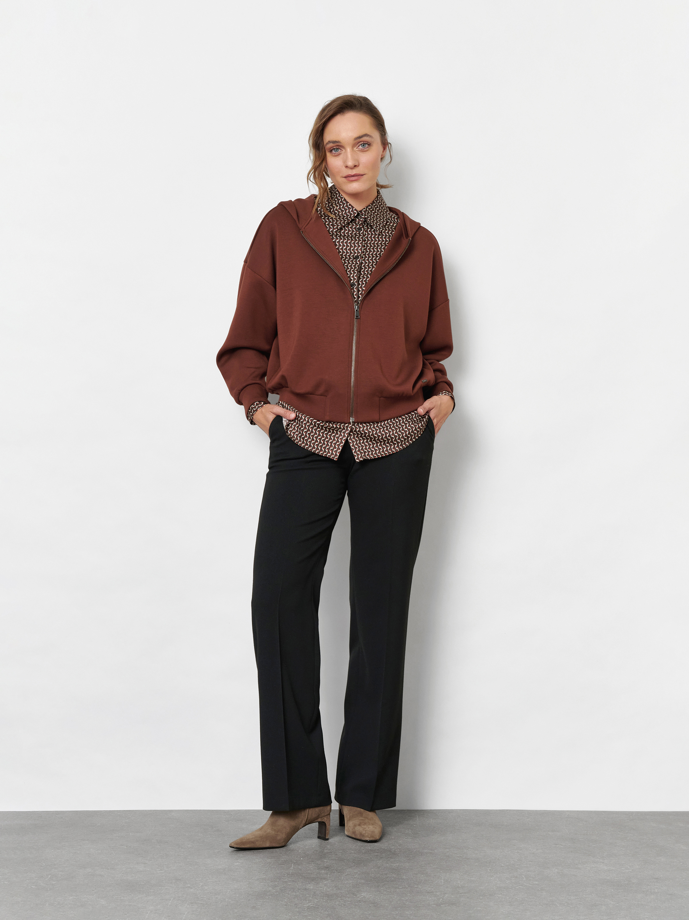 Damenhose Jenny Wide in Schwarz, wide-Leg Hose aus fliessendem Gabardine, Outfitansicht am Model