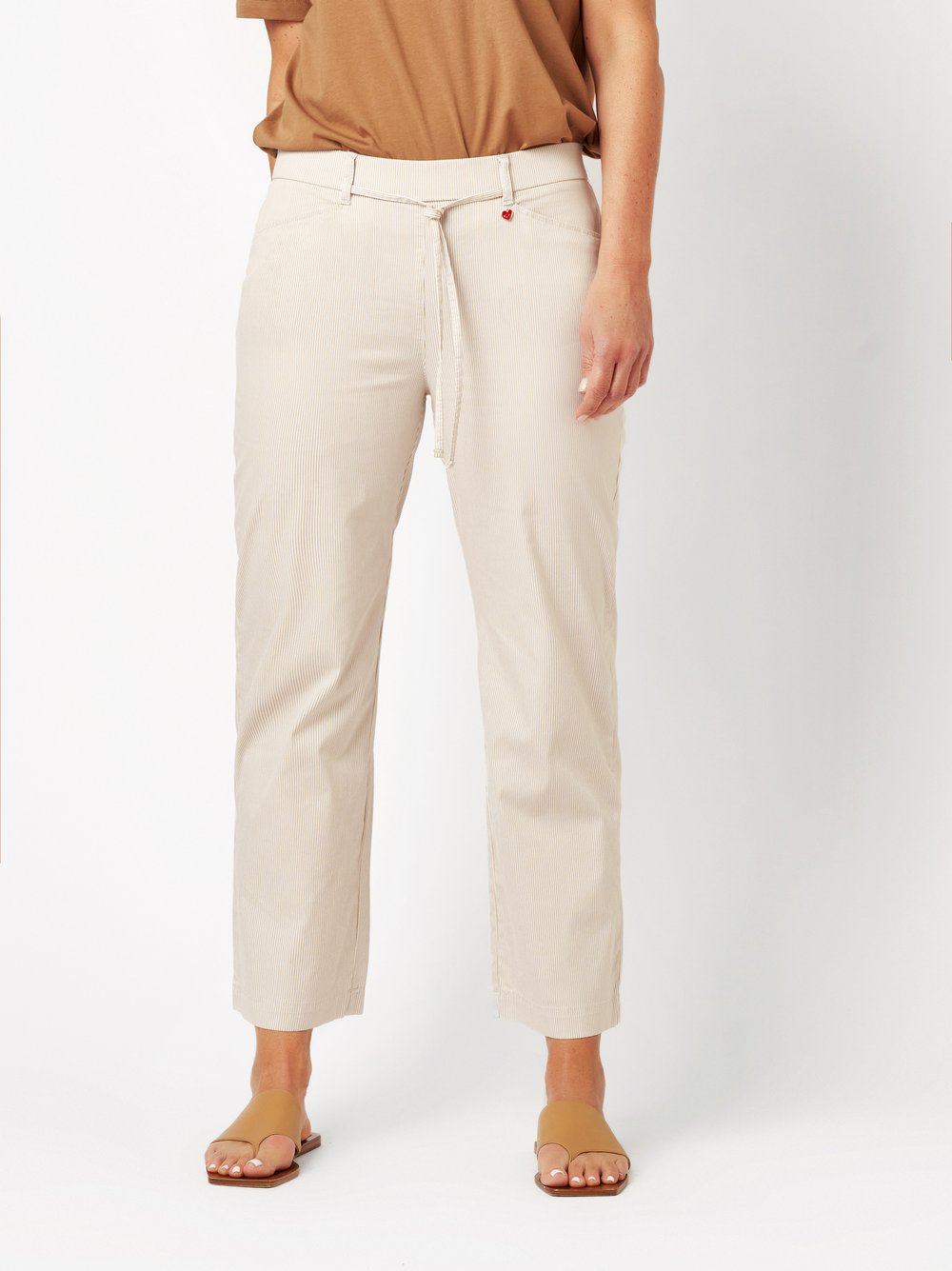 Damenhose Scarlet 3/4 in beige / white, Entspannte 3/4-Hose mit dezenten Streifen, Frontansicht am Model getragen