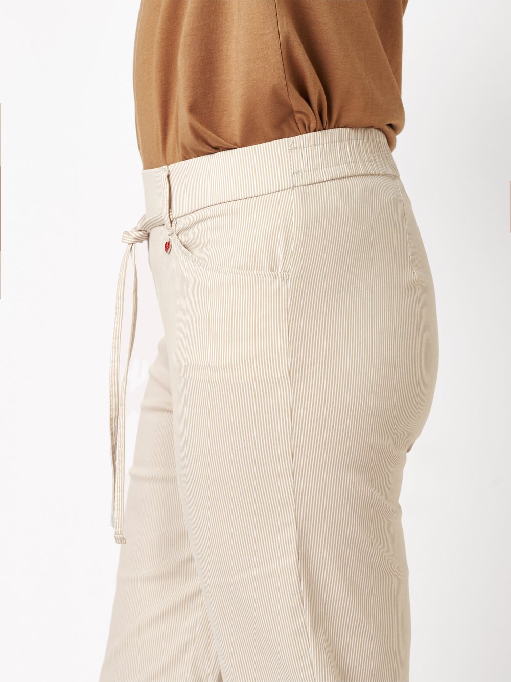 Damenhose Scarlet 3/4 in beige / white, Entspannte 3/4-Hose mit dezenten Streifen, Detailansicht