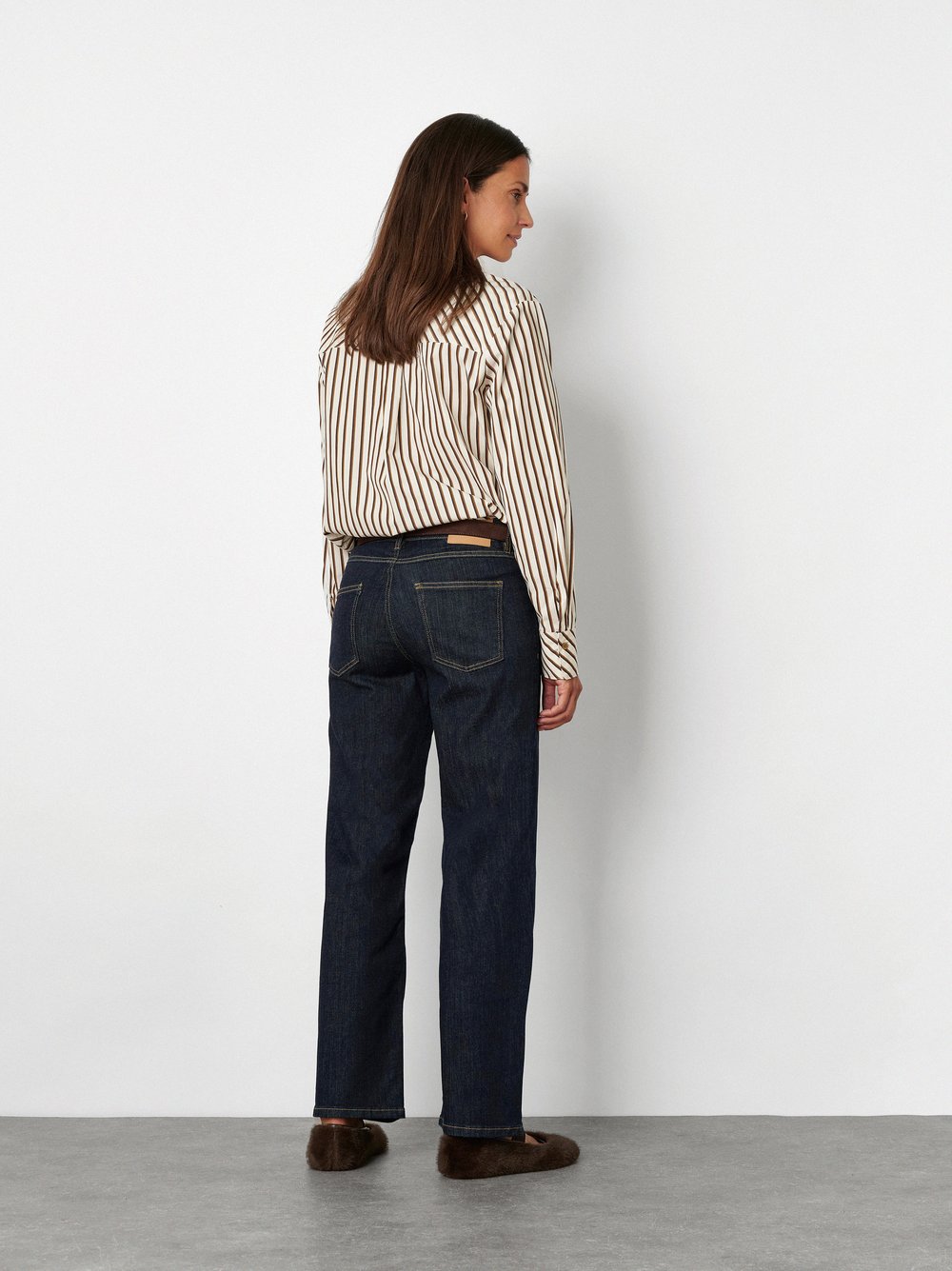 Damenjeans Liv Straight in Rinsed Blue, straight-Fit Jeans, Rueckansicht am Model getragen