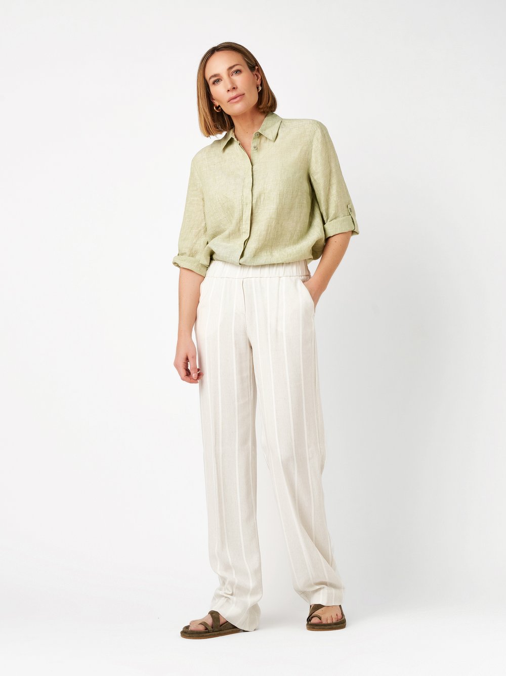 Damenhose Pia Wide in beige / offwhite, weite, gestreifte Leinenhose, Frontansicht am Model getragen
