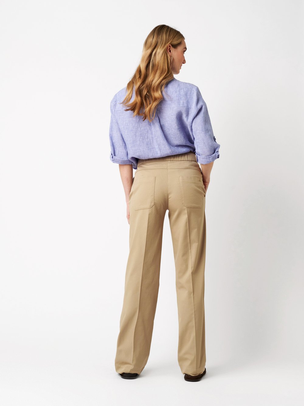 Damenhose Sue Wide in light brown, leichte Wide Leg mit raffiniertem Bund, Rueckansicht am Model getragen