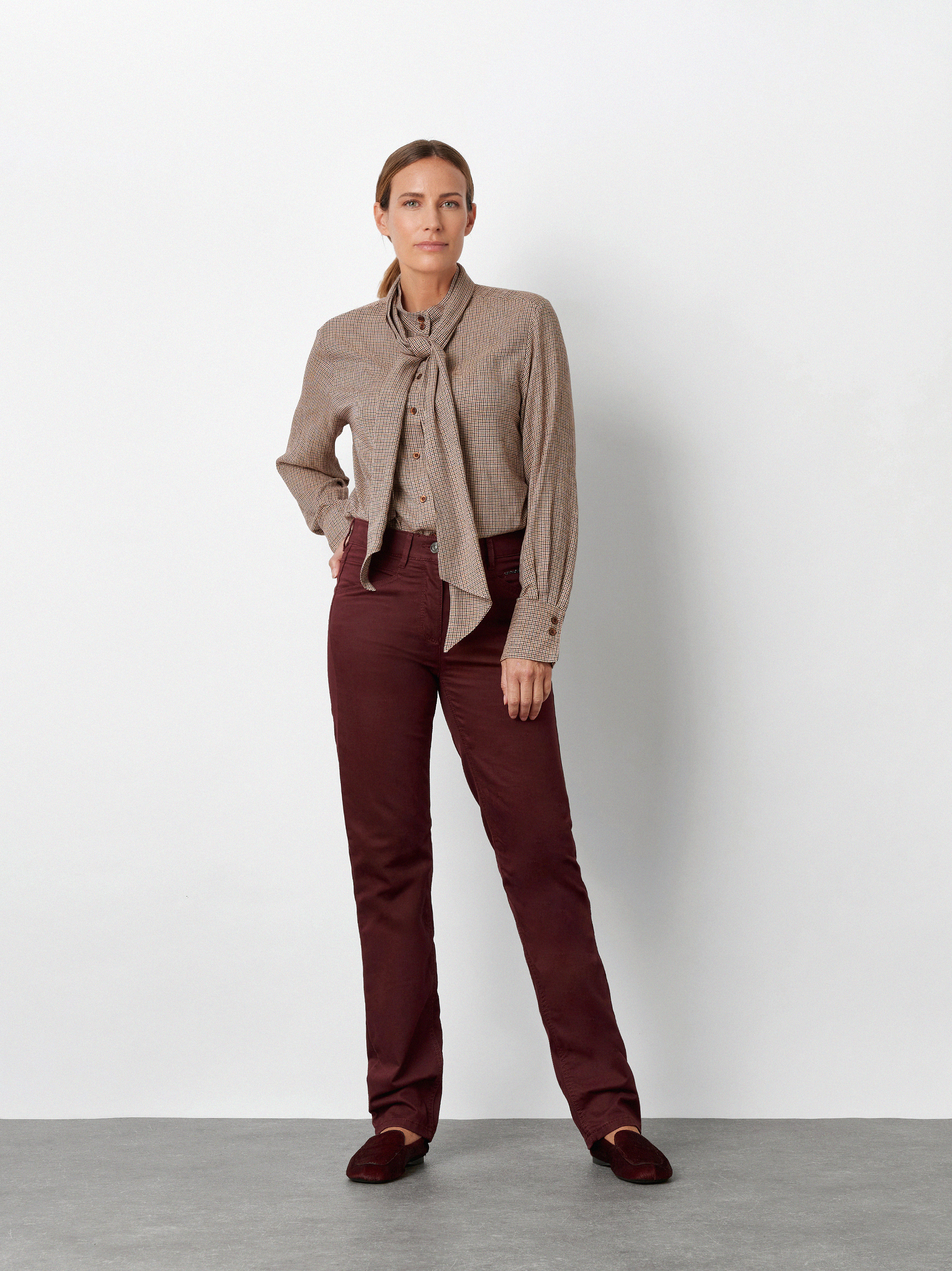Womens trousers Be Loved in Bordeaux, regular-fit trousers with rhinestone detail, outfit view worn by model