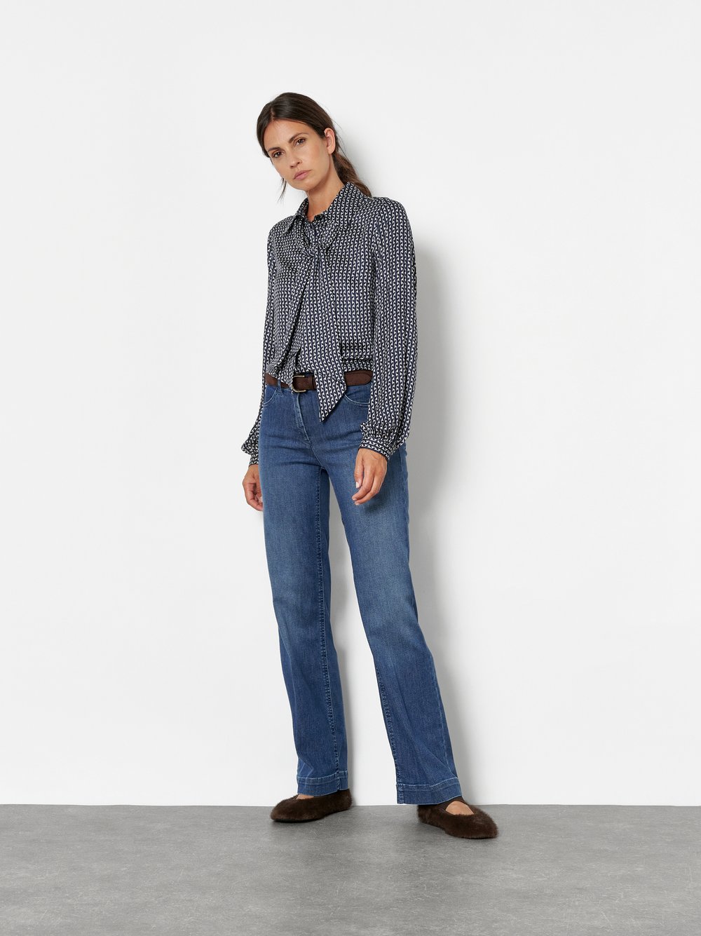 Damenhose Jenny Wide in Mid Blue Used, wide-Leg Jeans mit sportivem Bund, Outfitansicht am Model