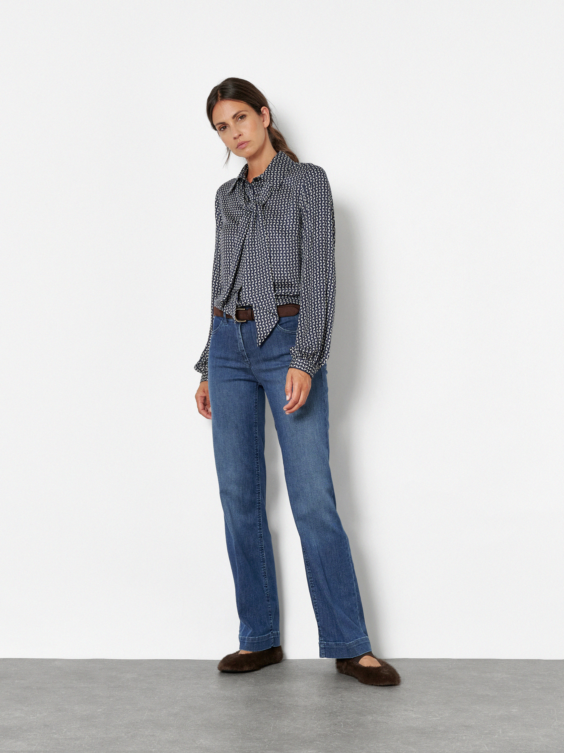 Damenhose Jenny Wide in Mid Blue Used, wide-Leg Jeans mit sportivem Bund, Outfitansicht am Model
