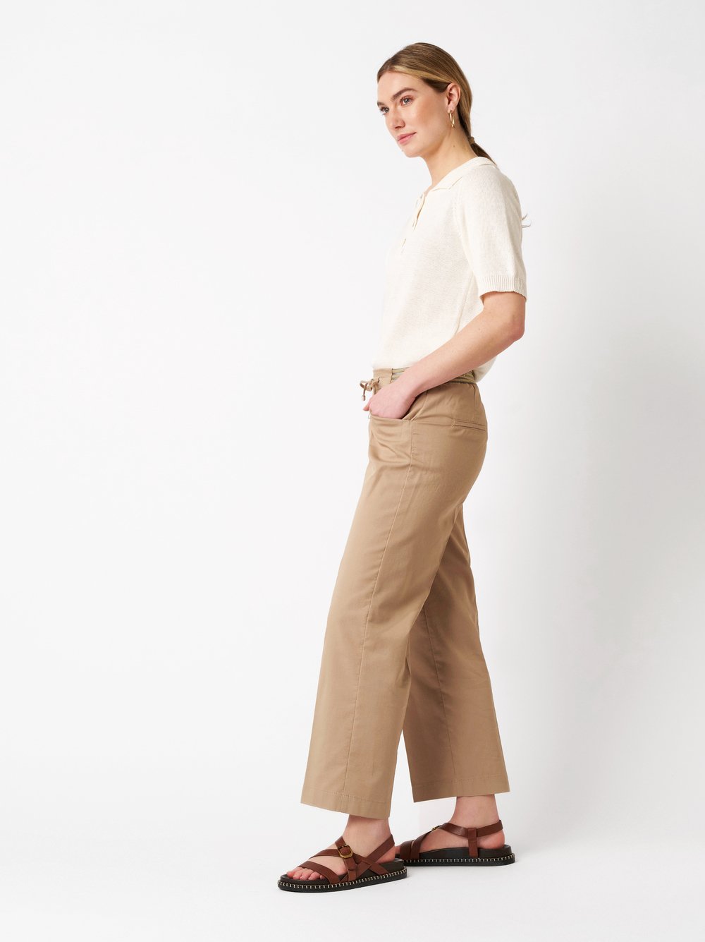 Damenhose Sue 7/8 in light brown, legere 7/8-Hose mit sportivem Bund, Outfitansicht am Model