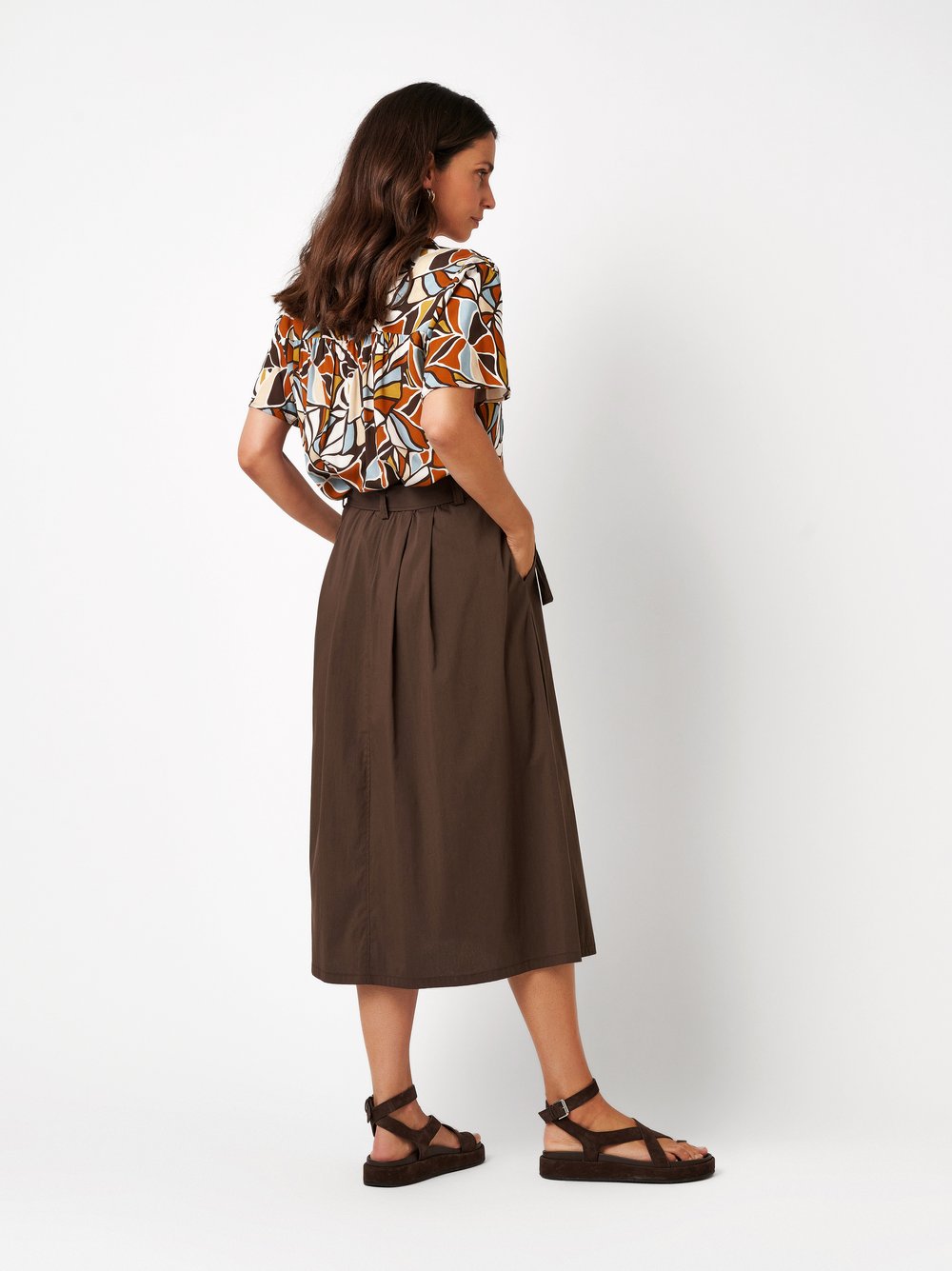 Damenrock Midi Skirt in dark brown, midi-Rock mit Bundfalten und Guertel, Rueckansicht am Model getragen