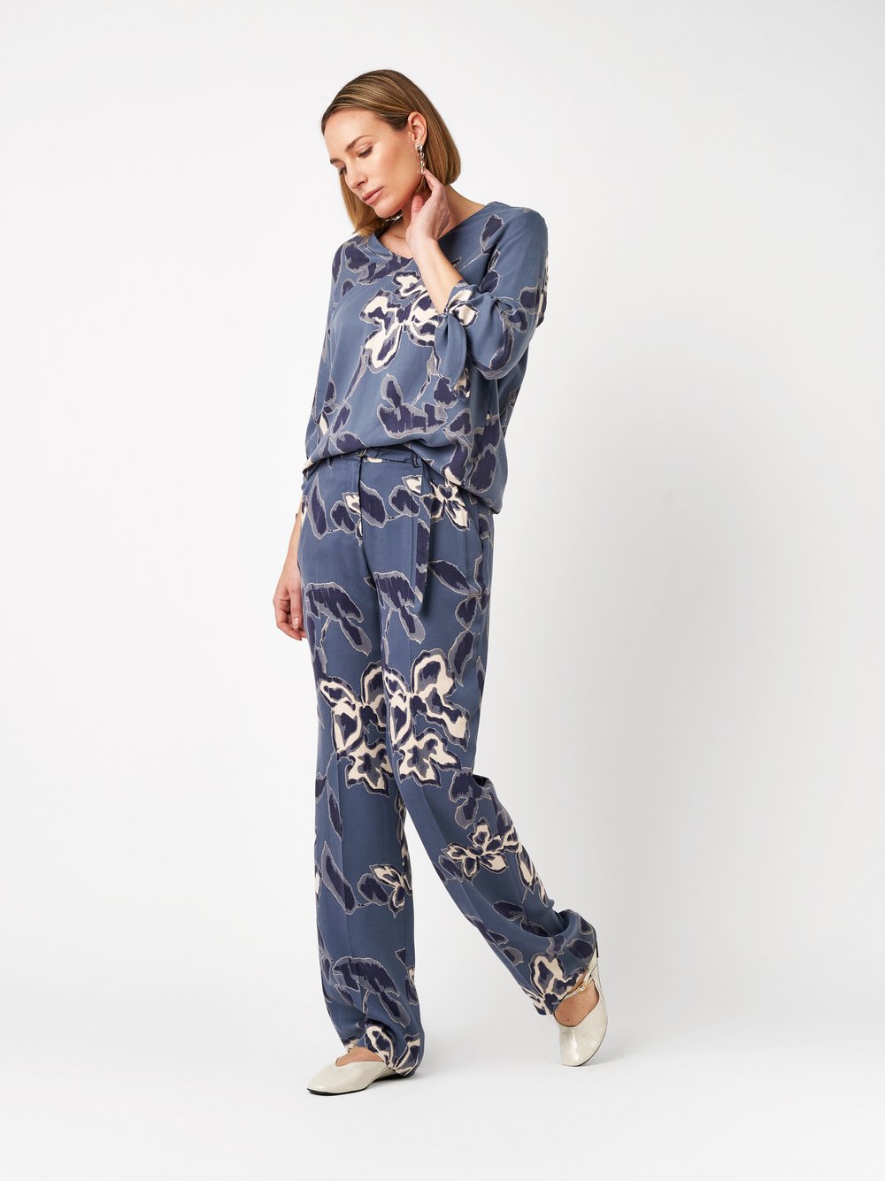Damenhose Luisa Wide in blue, Feinfallende Hose mit Bluetenprint, Frontansicht am Model getragen