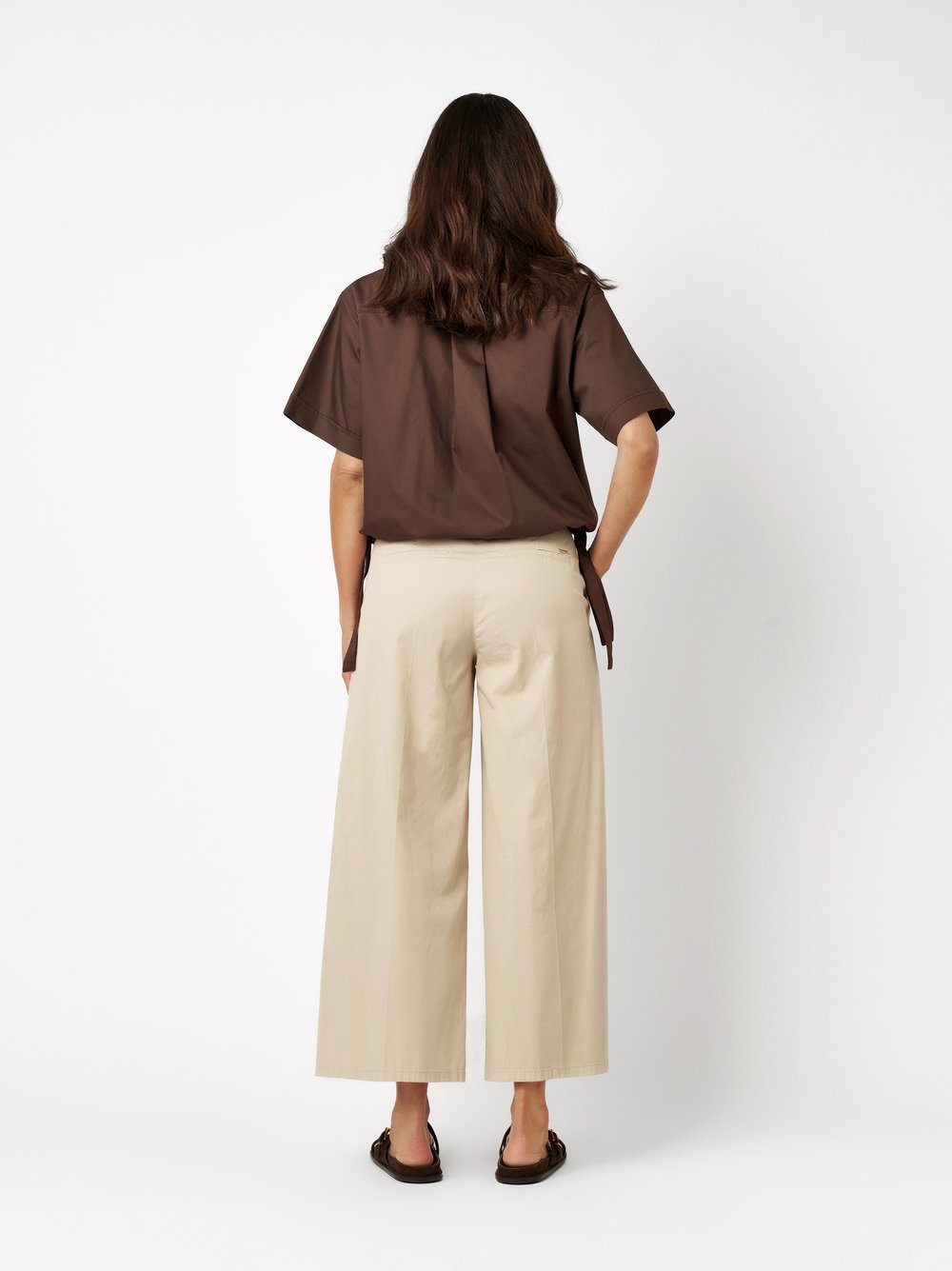 Damenhose Jenny Culotte in beige, Culotte aus leichtem Sommertwill, Rueckansicht am Model getragen